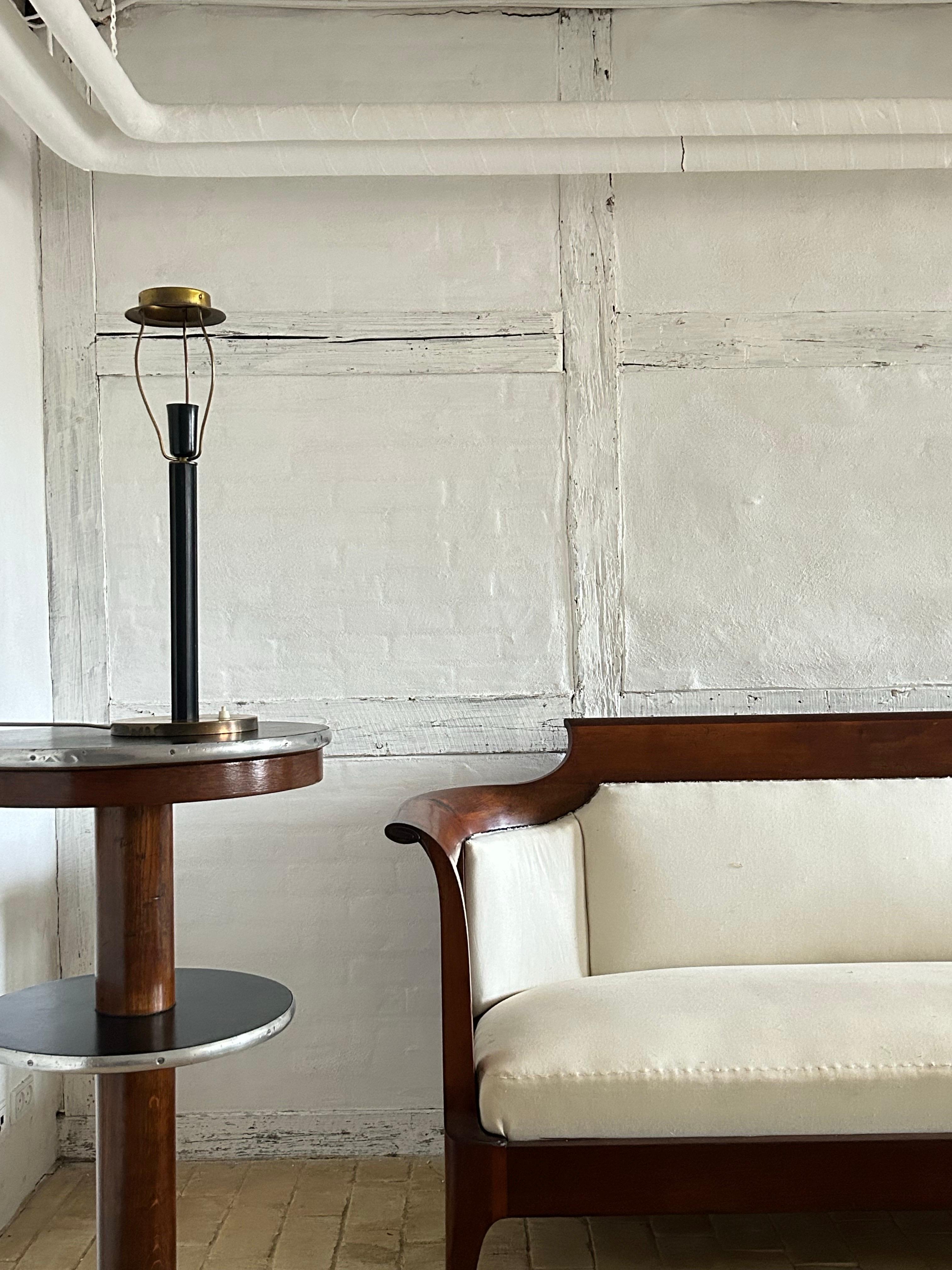 Lampe de table saisissante attribuée à Kay Fisker, exécutée en laiton patiné et en bois ébonisé. Cette lampe illustre l'approche architecturale de Fisker en matière de design, alliant la clarté fonctionnelle à des matériaux et des proportions