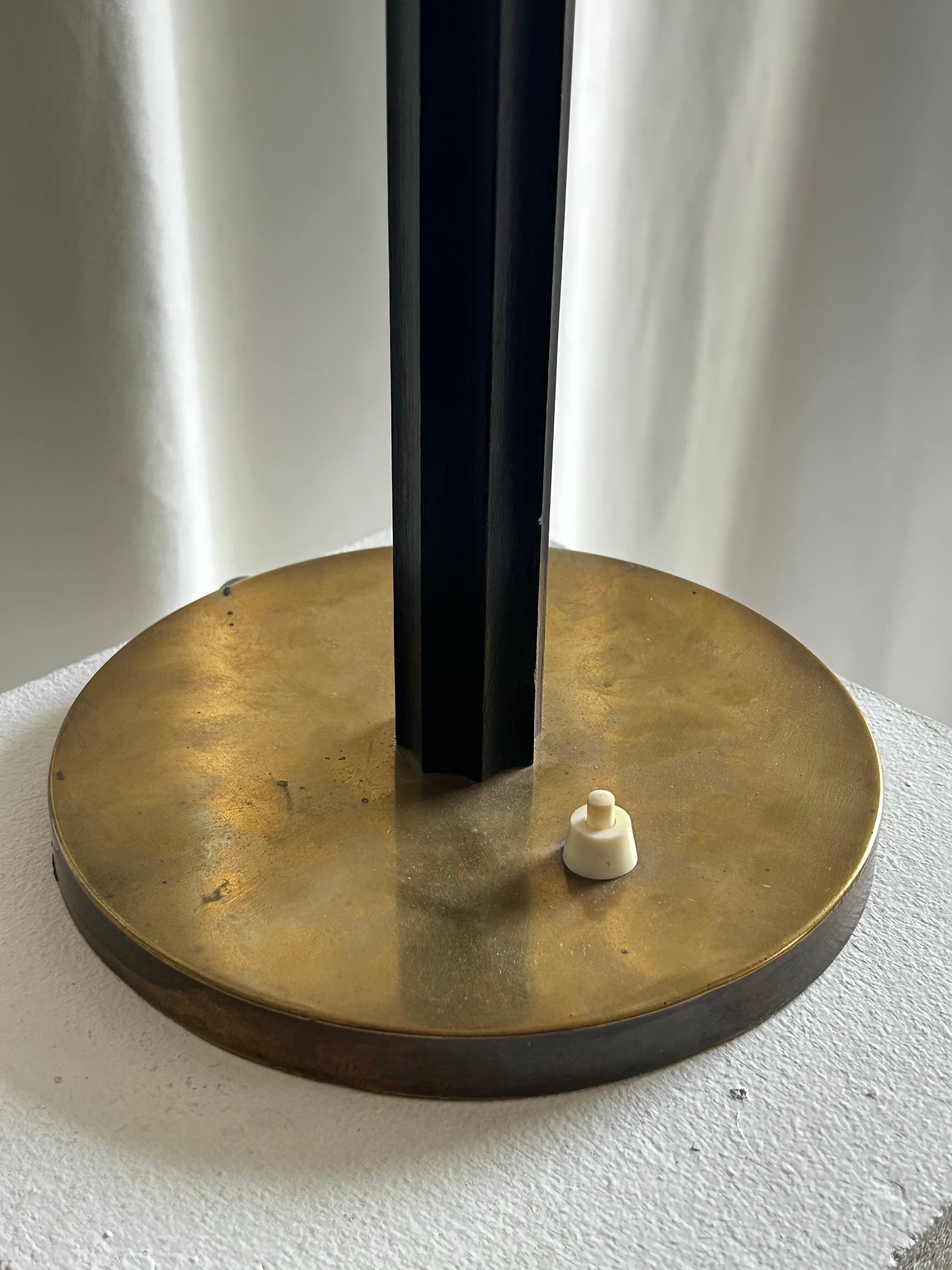 Art déco Lampe de table en laiton et bois noir ébonisé attribuée à Kay Fisker (1893-1965). en vente