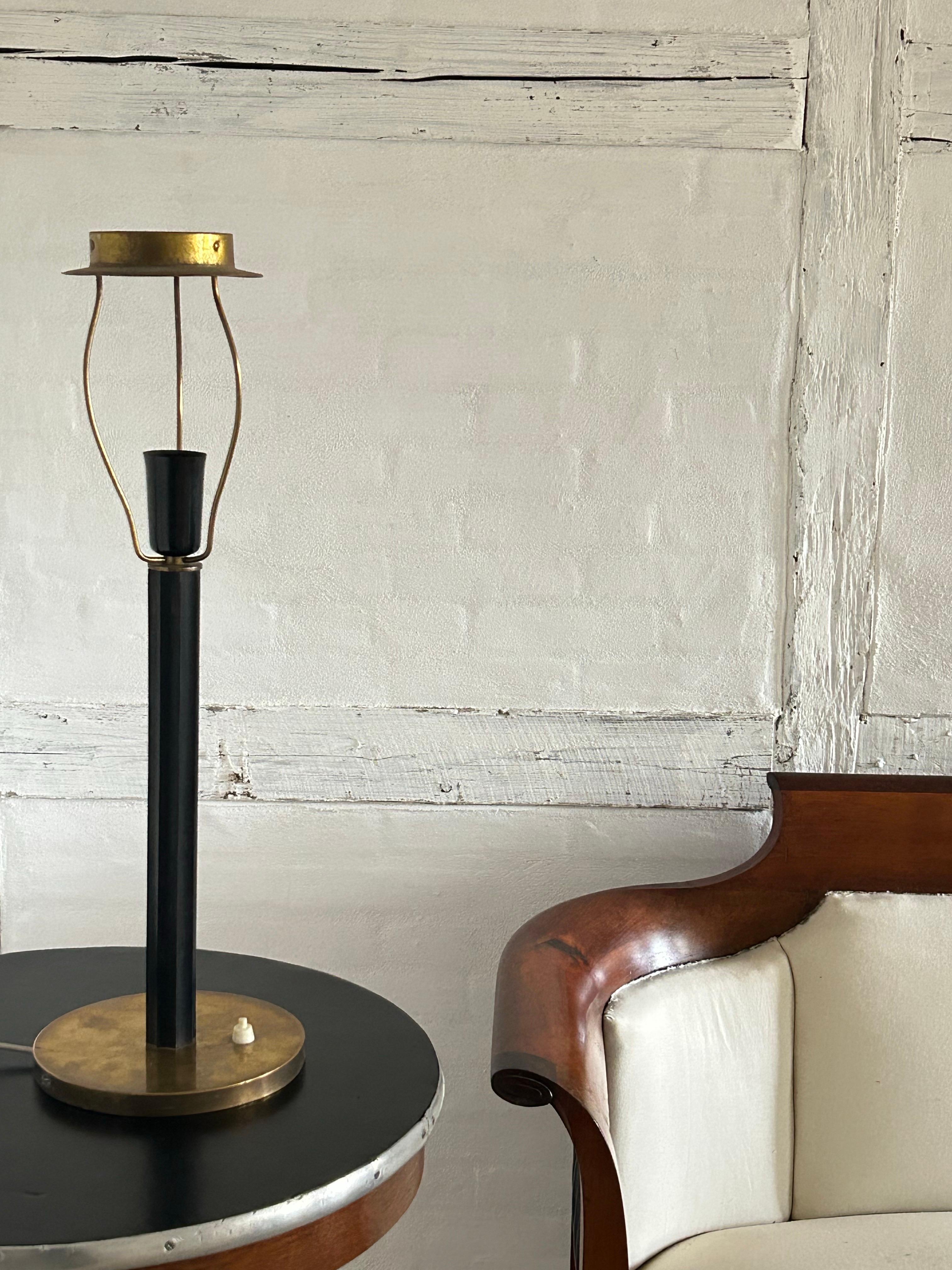 Danois Lampe de table en laiton et bois noir ébonisé attribuée à Kay Fisker (1893-1965). en vente