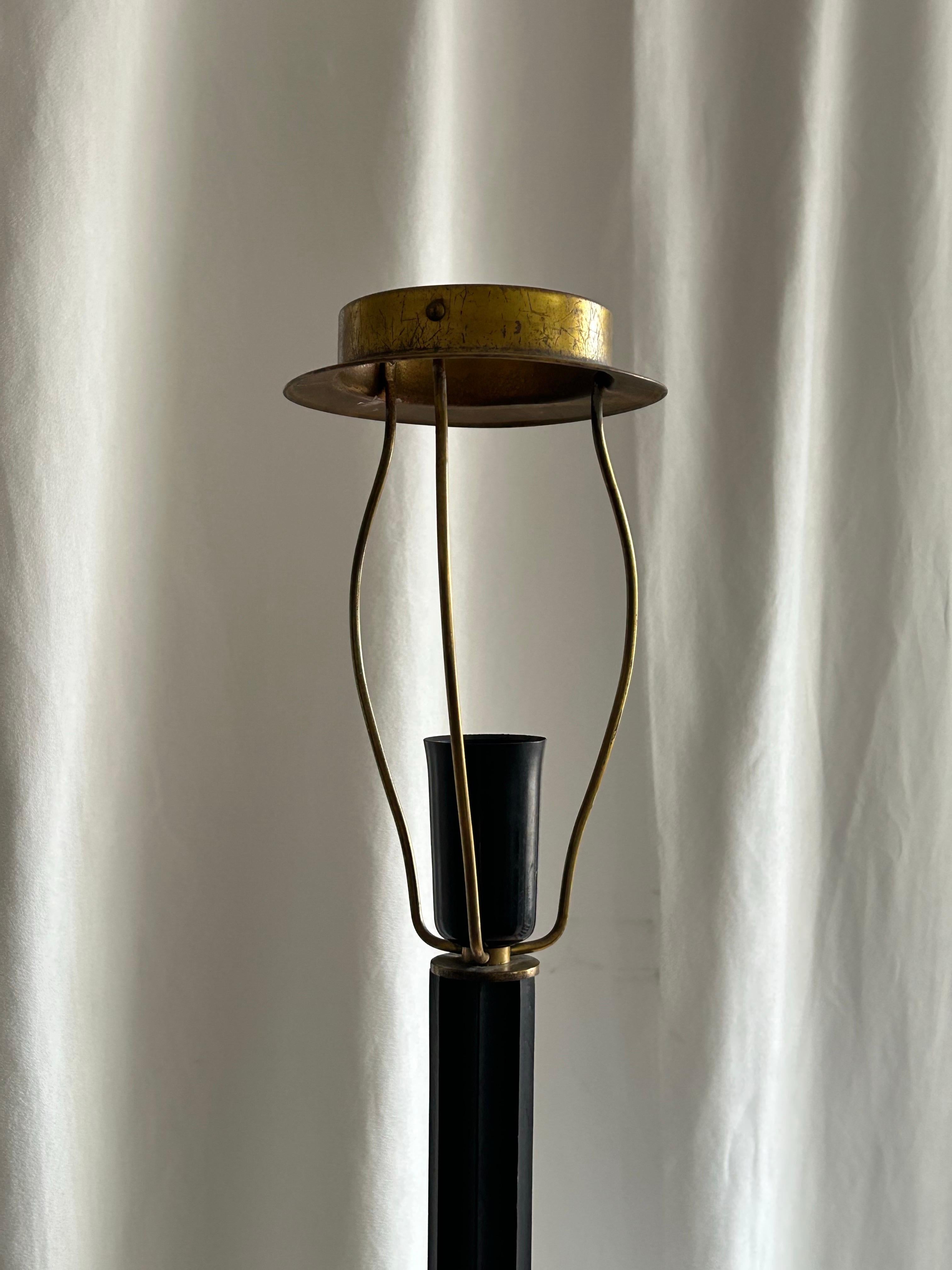Ébénisé Lampe de table en laiton et bois noir ébonisé attribuée à Kay Fisker (1893-1965). en vente