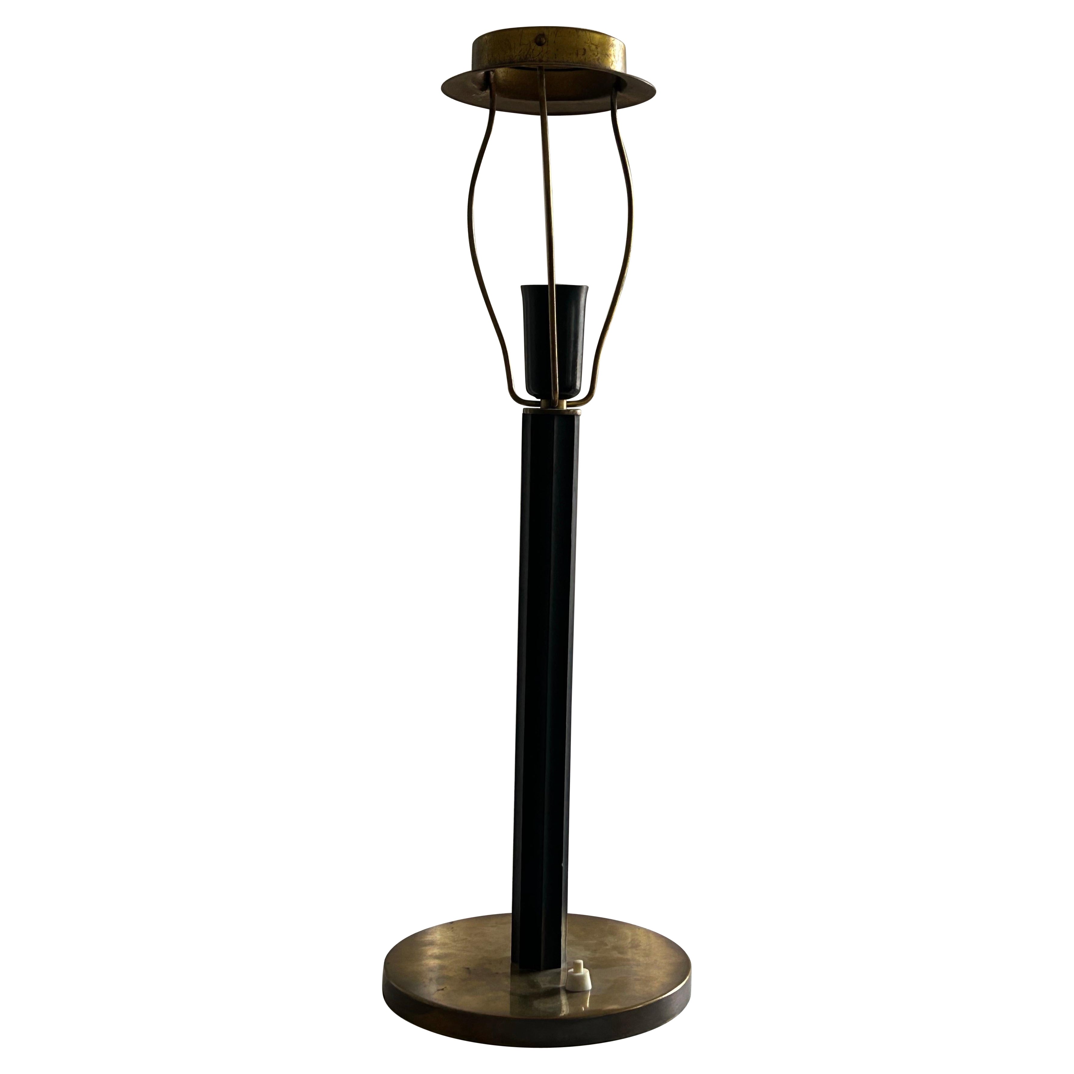 Lampe de table en laiton et bois noir ébonisé attribuée à Kay Fisker (1893-1965). en vente