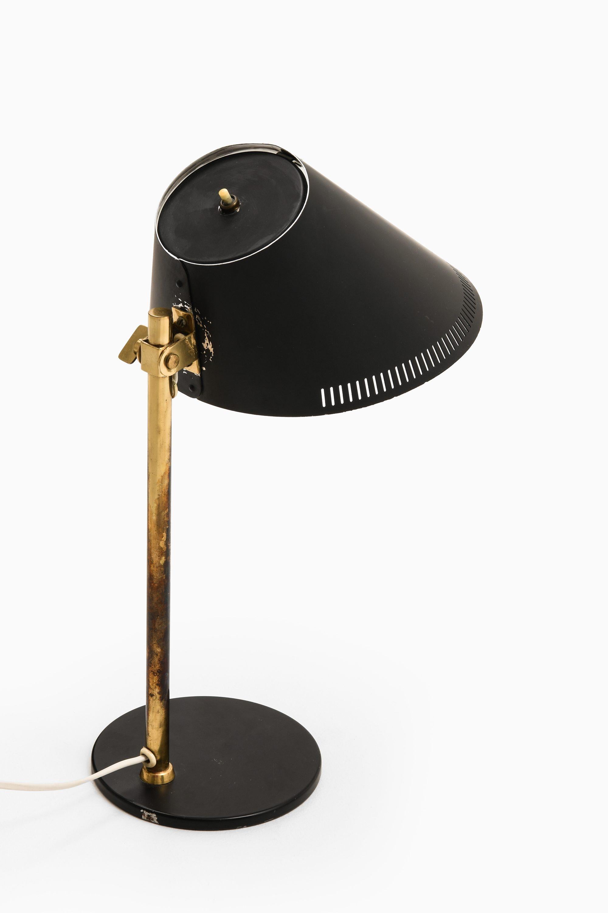 Lampada da tavolo in ottone e metallo laccato nero di Paavo Tynell, anni '50

Informazioni aggiuntive:
Materiale: Ottone e metallo laccato nero
Stile: Metà secolo, Scandinavia
Lampada da tavolo modello 9227
Prodotto da Idman in Finlandia
Dimensioni