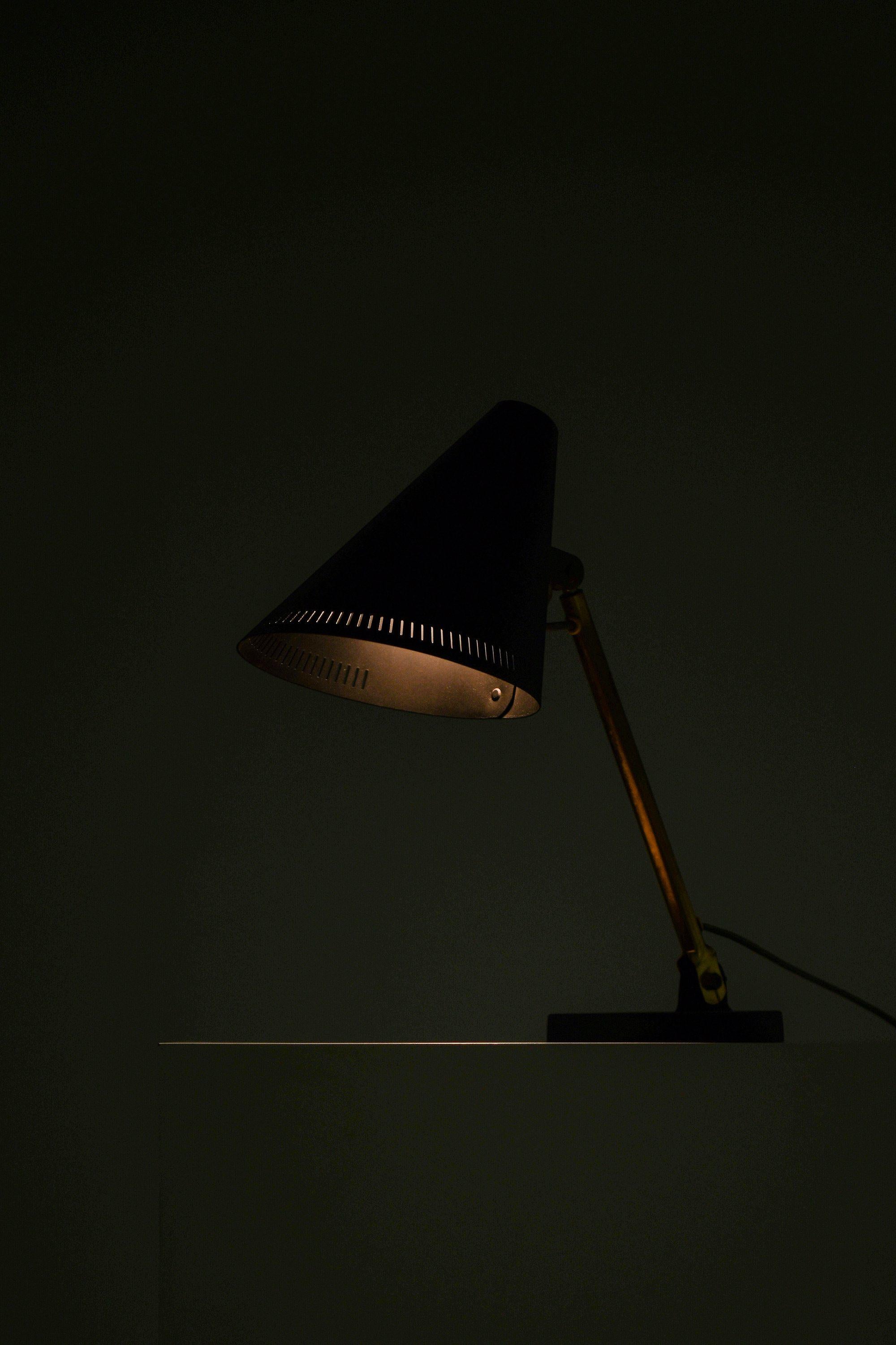 Tischlampe aus Messing und schwarz lackiertem Metall von Paavo Tynell, 1950er Jahre

Zusätzliche Informationen:
MATERIAL: Messing und schwarz lackiertes Metall
Stil: Mitte des Jahrhunderts, Skandinavien
Tischleuchte Modell 5305
Produziert von Taito