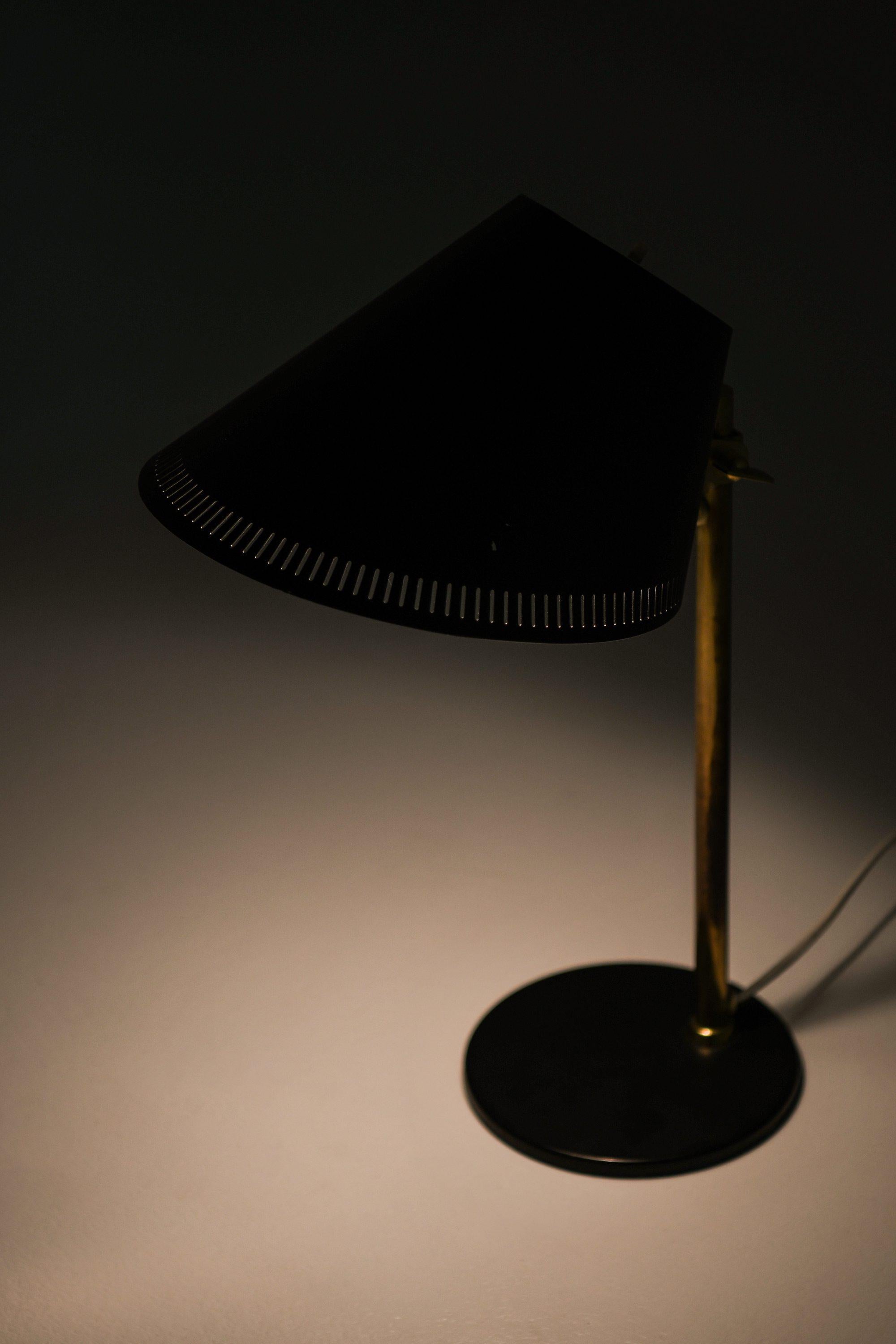 Scandinavo moderno Lampada da tavolo in ottone e metallo laccato nero di Paavo Tynell, anni '50 in vendita
