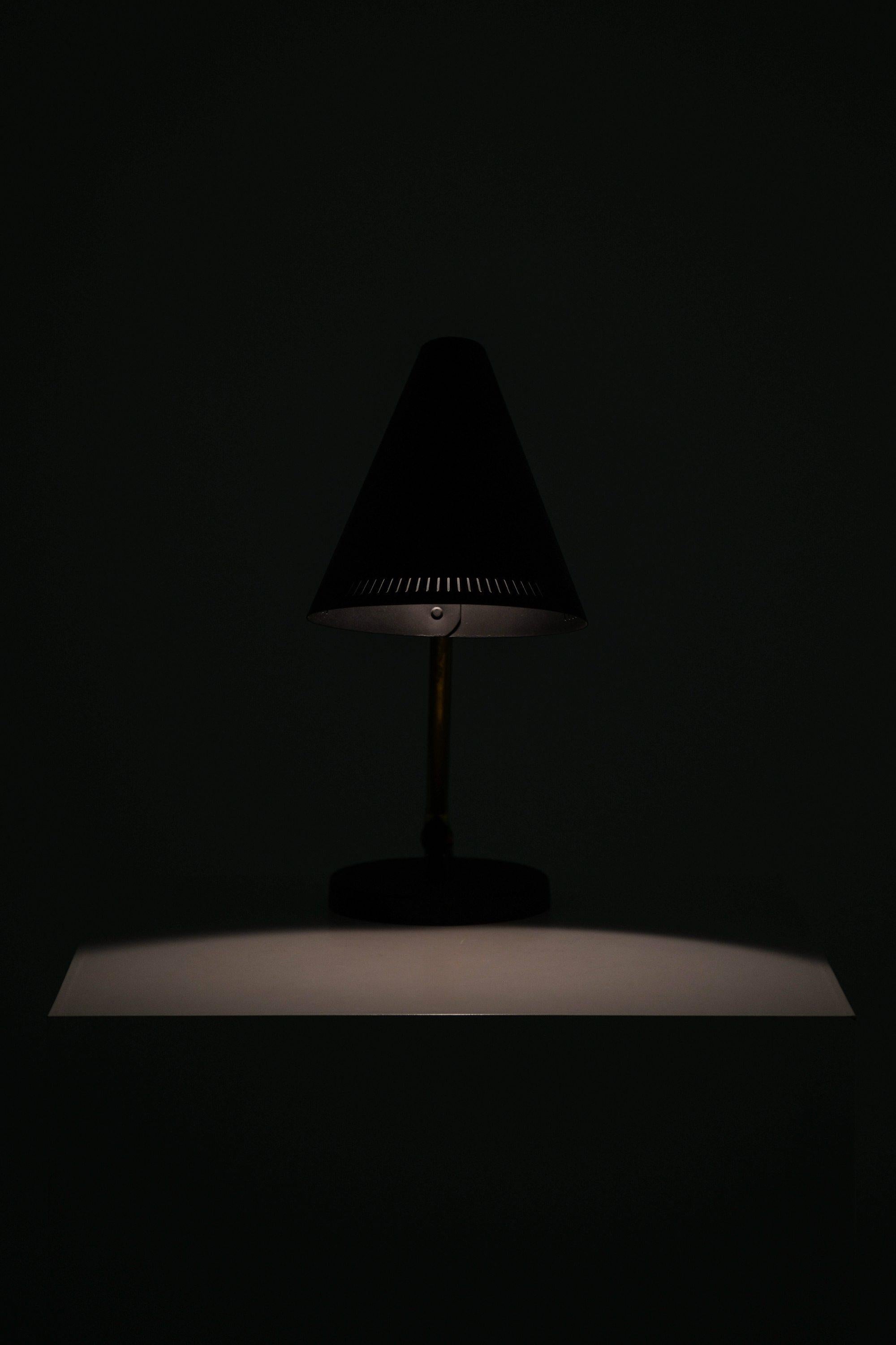 Tischlampe aus Messing und schwarz lackiertem Metall von Paavo Tynell, 1950er Jahre (Skandinavische Moderne) im Angebot