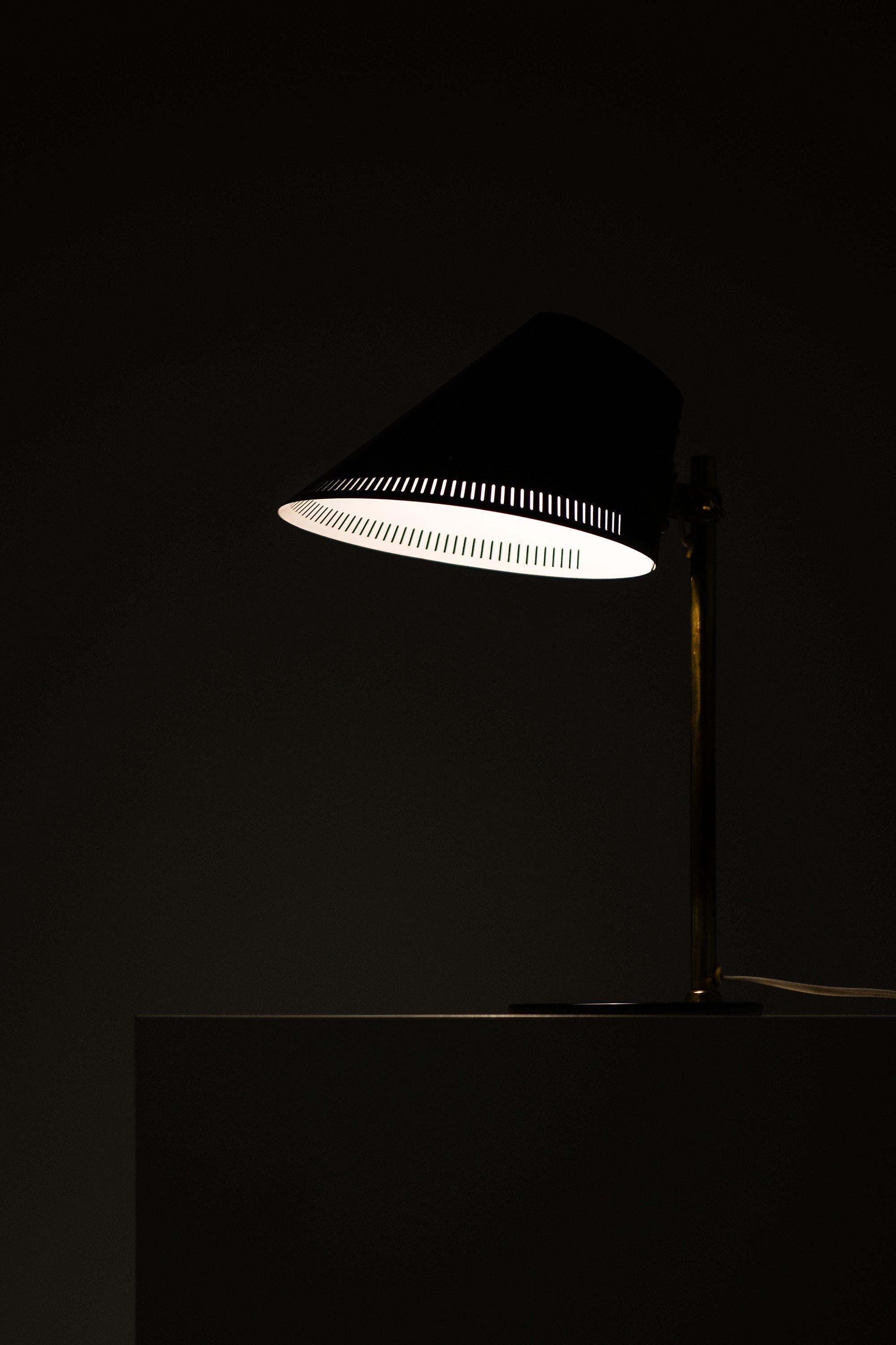 Finlandese Lampada da tavolo in ottone e metallo laccato nero di Paavo Tynell, anni '50 in vendita