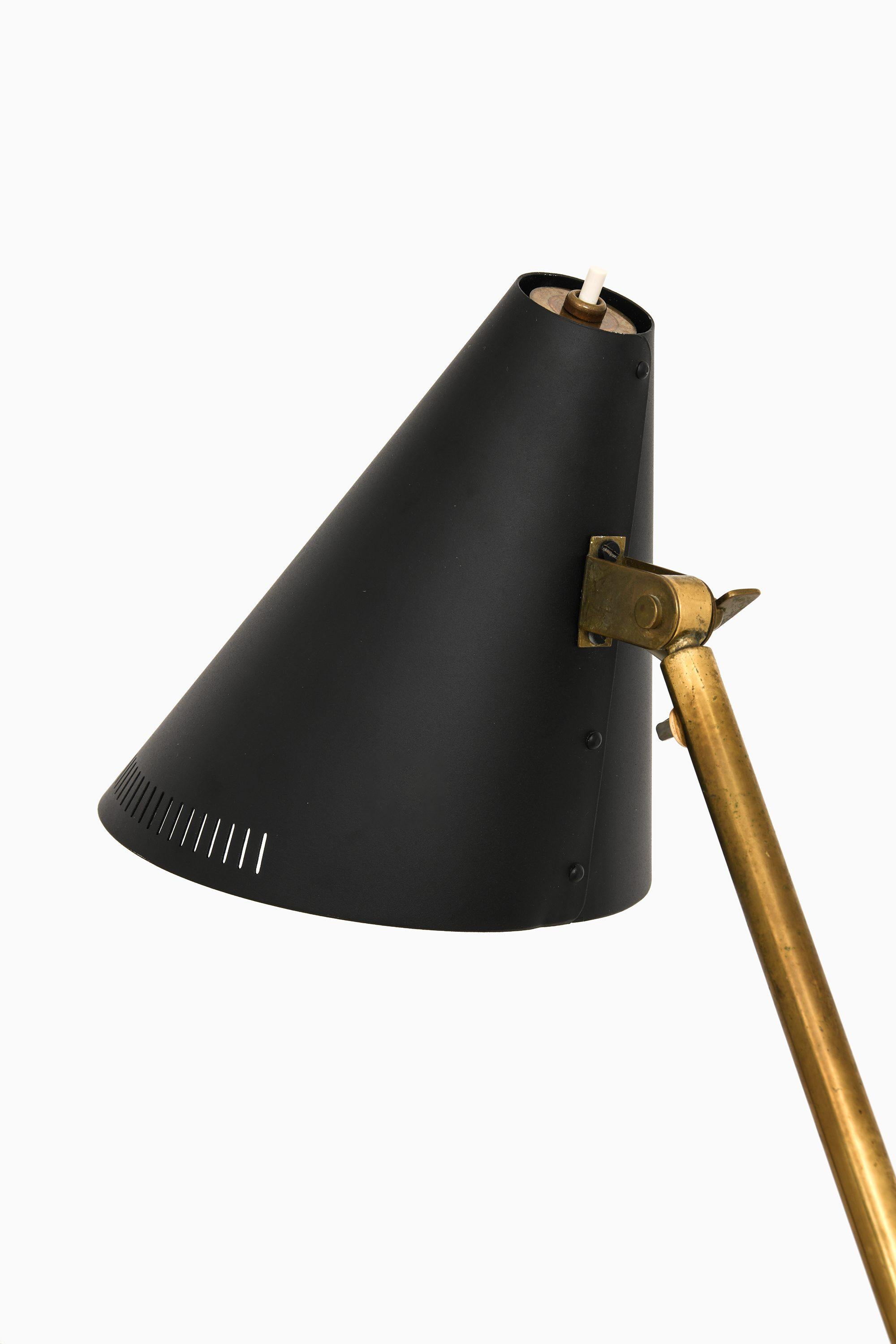 Tischlampe aus Messing und schwarz lackiertem Metall von Paavo Tynell, 1950er Jahre (Finnisch) im Angebot