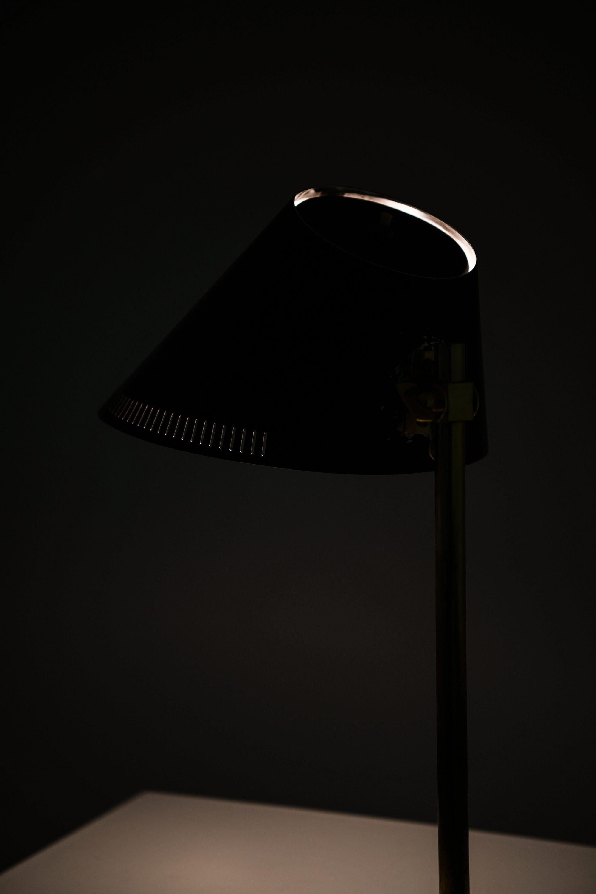 Lampada da tavolo in ottone e metallo laccato nero di Paavo Tynell, anni '50 In condizioni buone in vendita a Limhamn, Skåne län