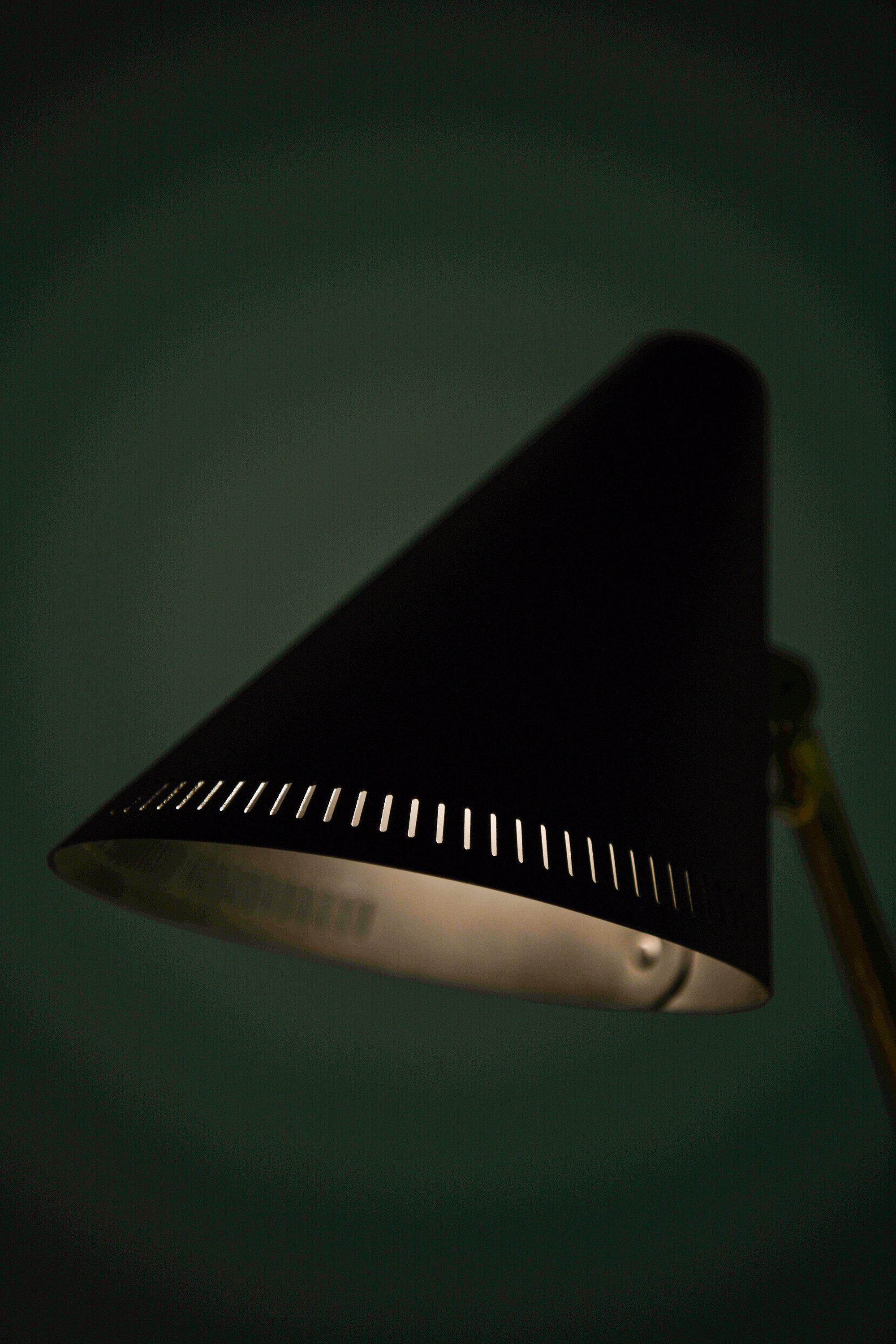 Tischlampe aus Messing und schwarz lackiertem Metall von Paavo Tynell, 1950er Jahre im Zustand „Gut“ im Angebot in Limhamn, Skåne län