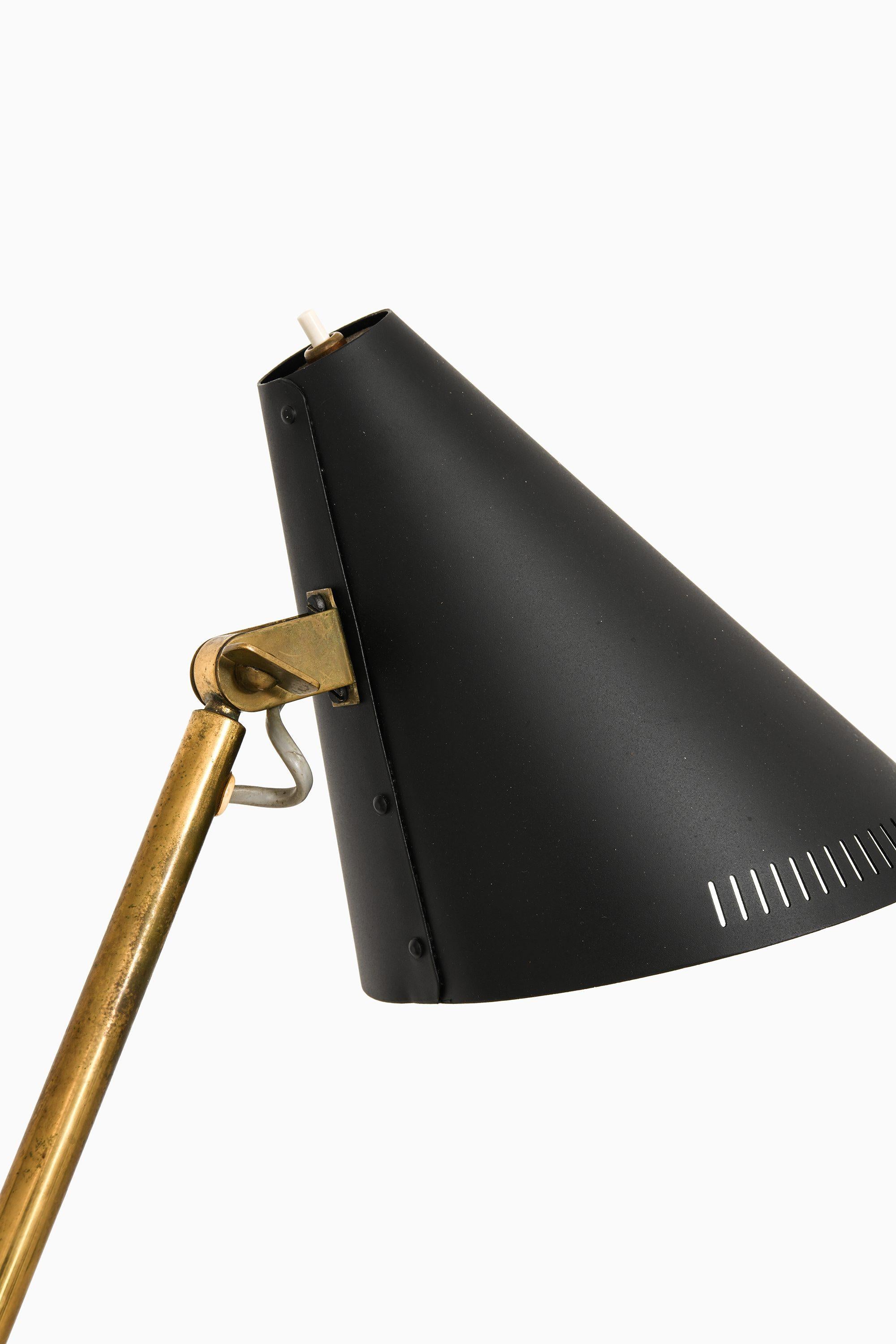 Tischlampe aus Messing und schwarz lackiertem Metall von Paavo Tynell, 1950er Jahre (20. Jahrhundert) im Angebot