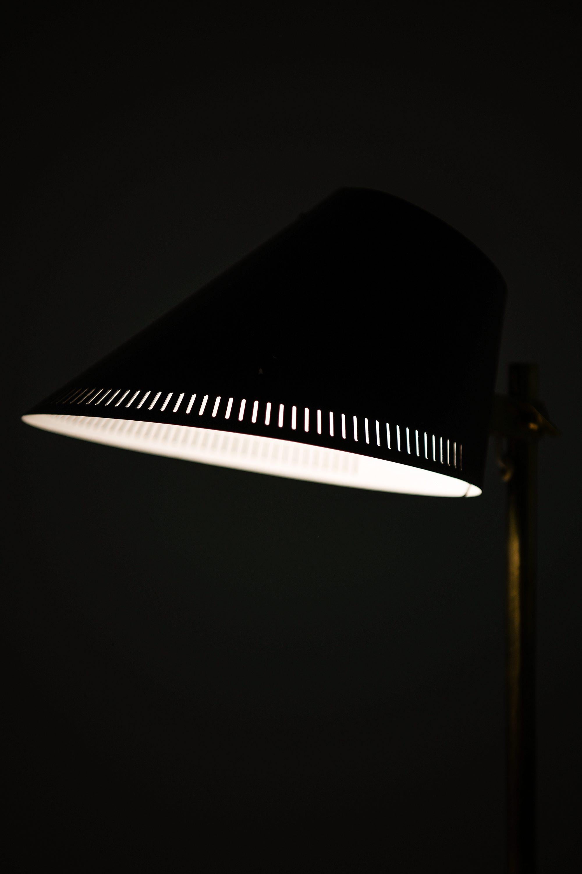 Ottone Lampada da tavolo in ottone e metallo laccato nero di Paavo Tynell, anni '50 in vendita
