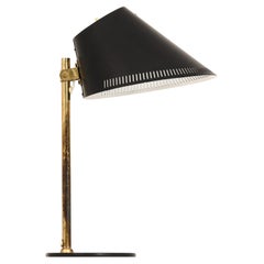 Lampada da tavolo in ottone e metallo laccato nero di Paavo Tynell, anni '50