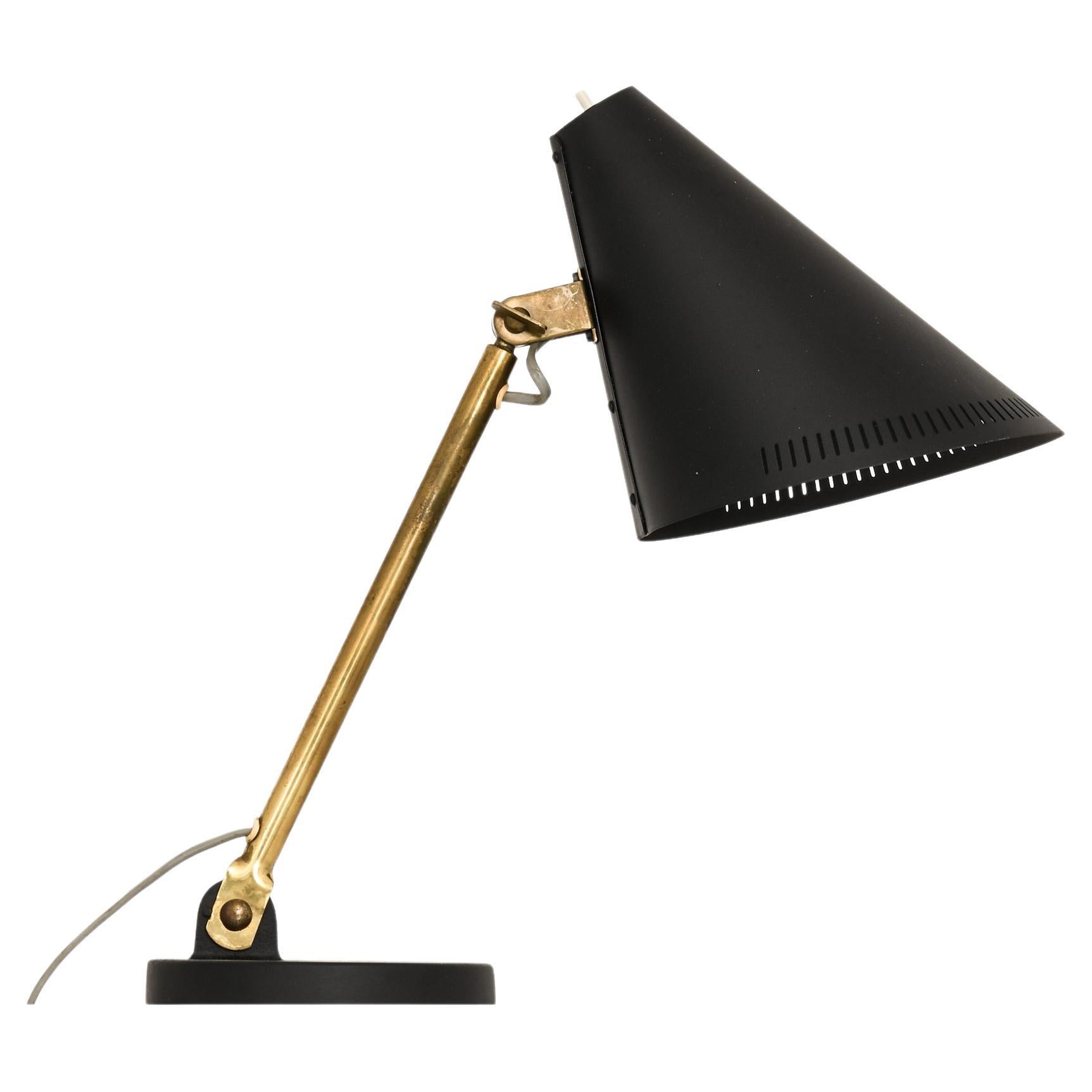 Tischlampe aus Messing und schwarz lackiertem Metall von Paavo Tynell, 1950er Jahre im Angebot