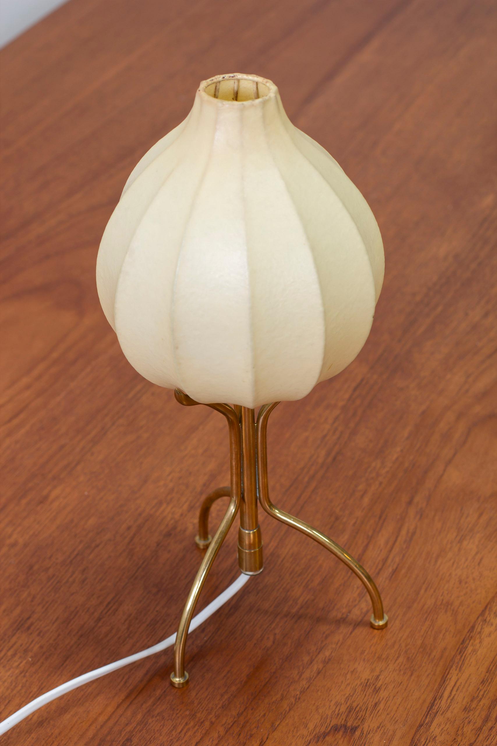 Lampe de table modèle 601 produite par Elektrometall Malmö. Fabriqué en Suède dans les années 1950. Laiton poli et abat-jour en résine coco. Interrupteur lumineux sur l'accord. Bon état vintage avec usure et patine liées à l'âge. L'abat-jour cocon