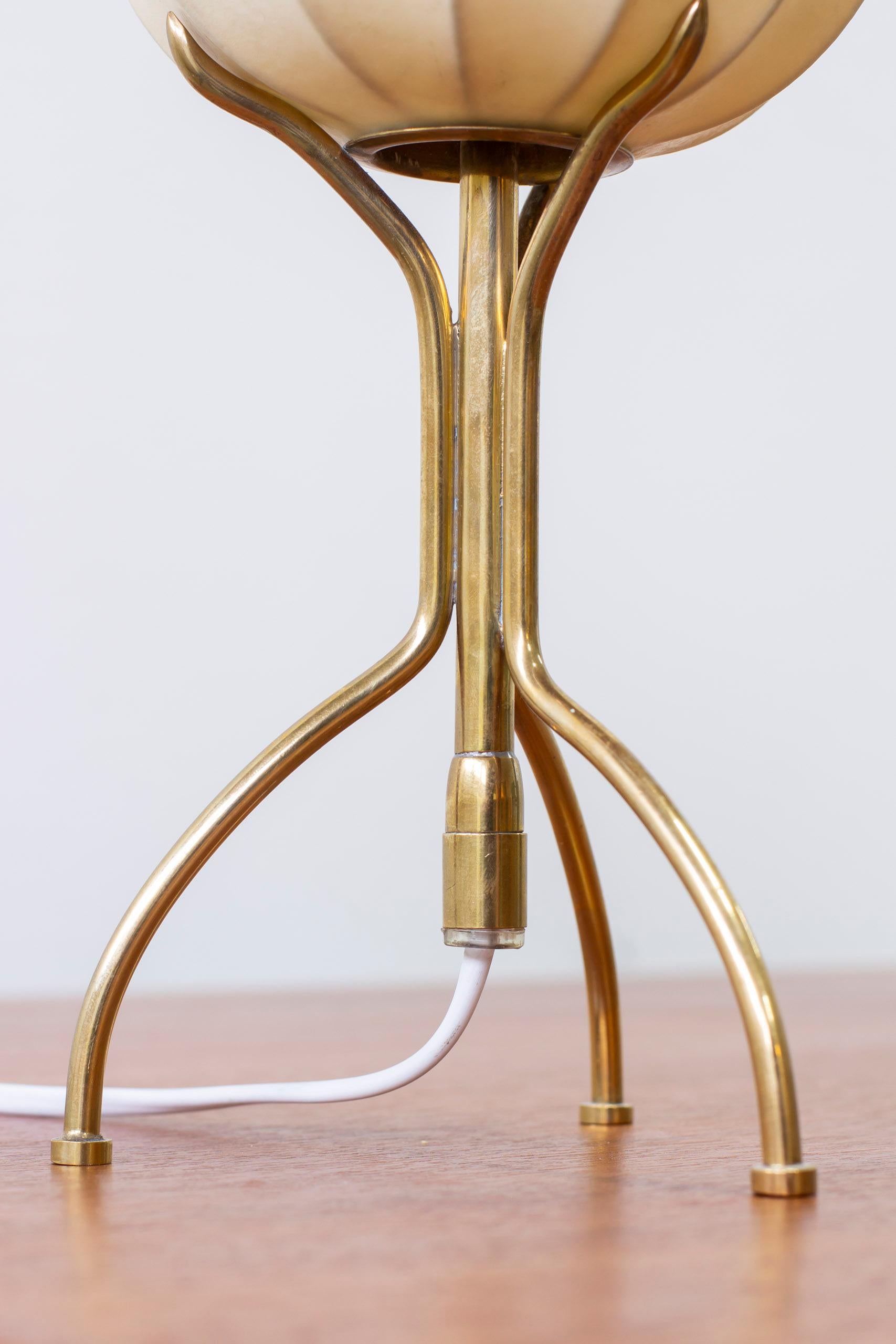 Scandinave moderne Lampe de table en laiton et résine cocoon modèle 601 par Elektrometall Malmö, Suède en vente