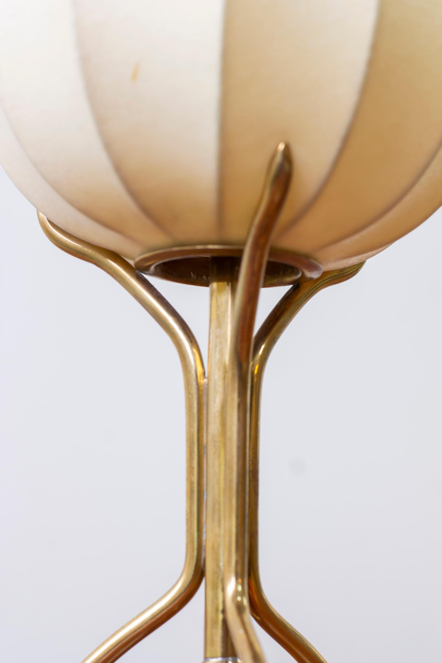 Suédois Lampe de table en laiton et résine cocoon modèle 601 par Elektrometall Malmö, Suède en vente