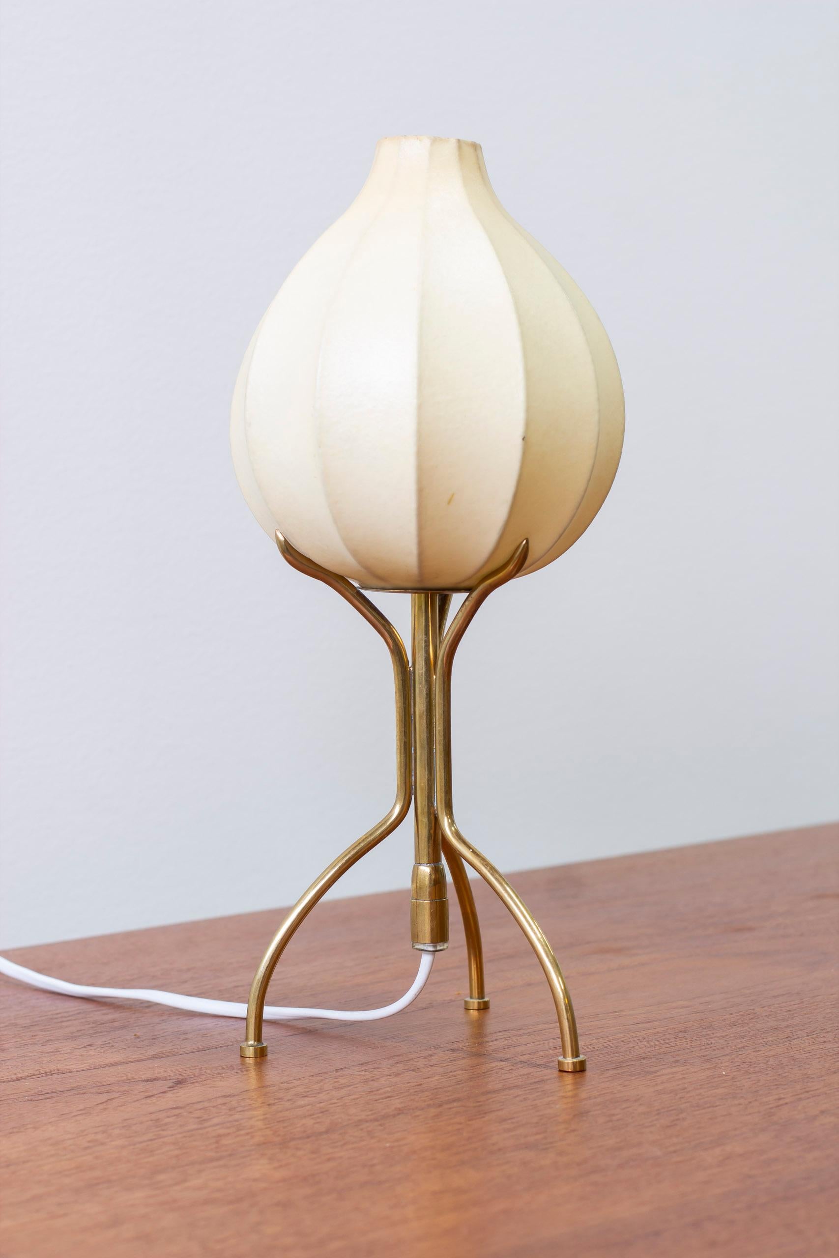 Lampe de table en laiton et résine cocoon modèle 601 par Elektrometall Malmö, Suède Bon état - En vente à Hägersten, SE