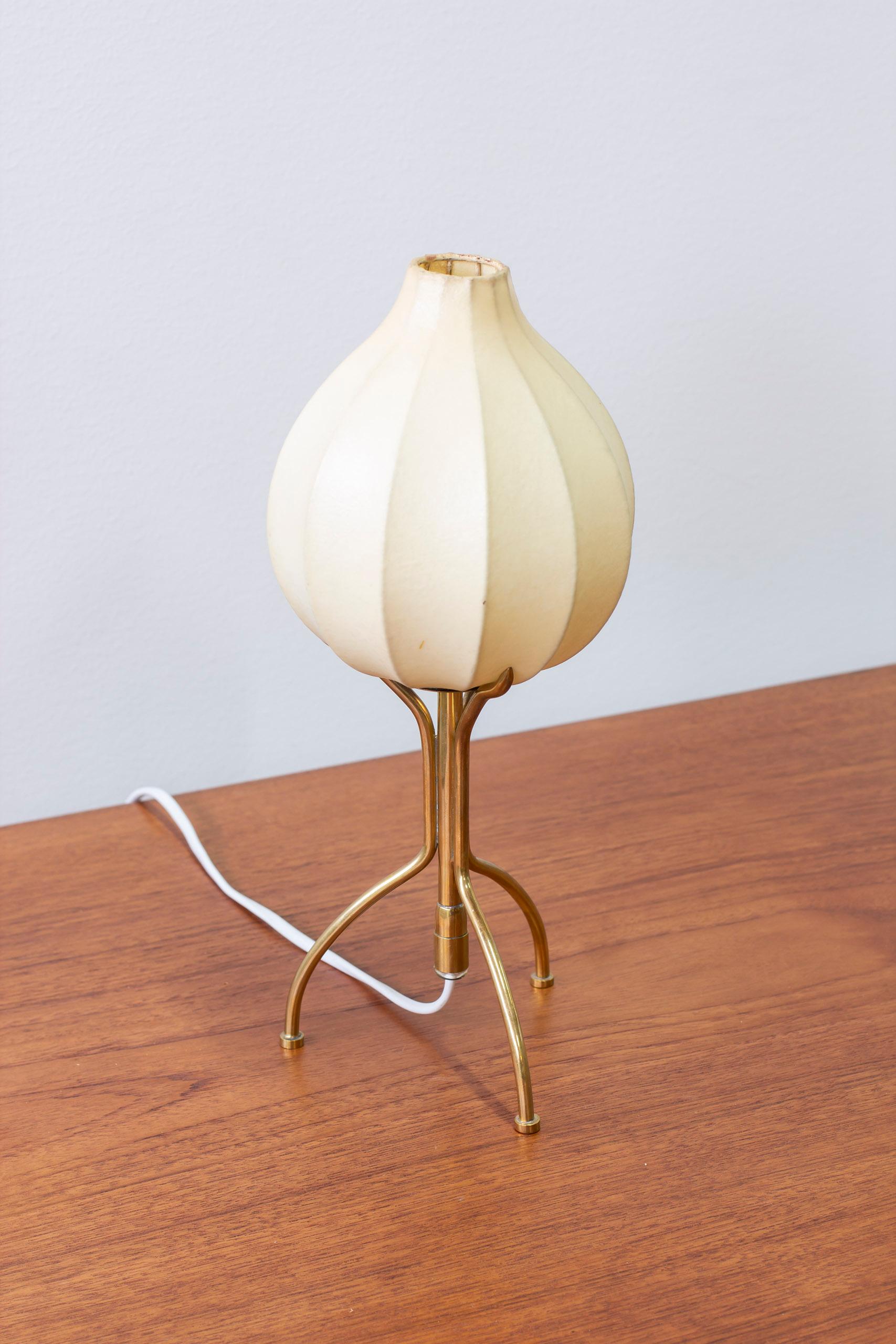 Milieu du XXe siècle Lampe de table en laiton et résine cocoon modèle 601 par Elektrometall Malmö, Suède en vente