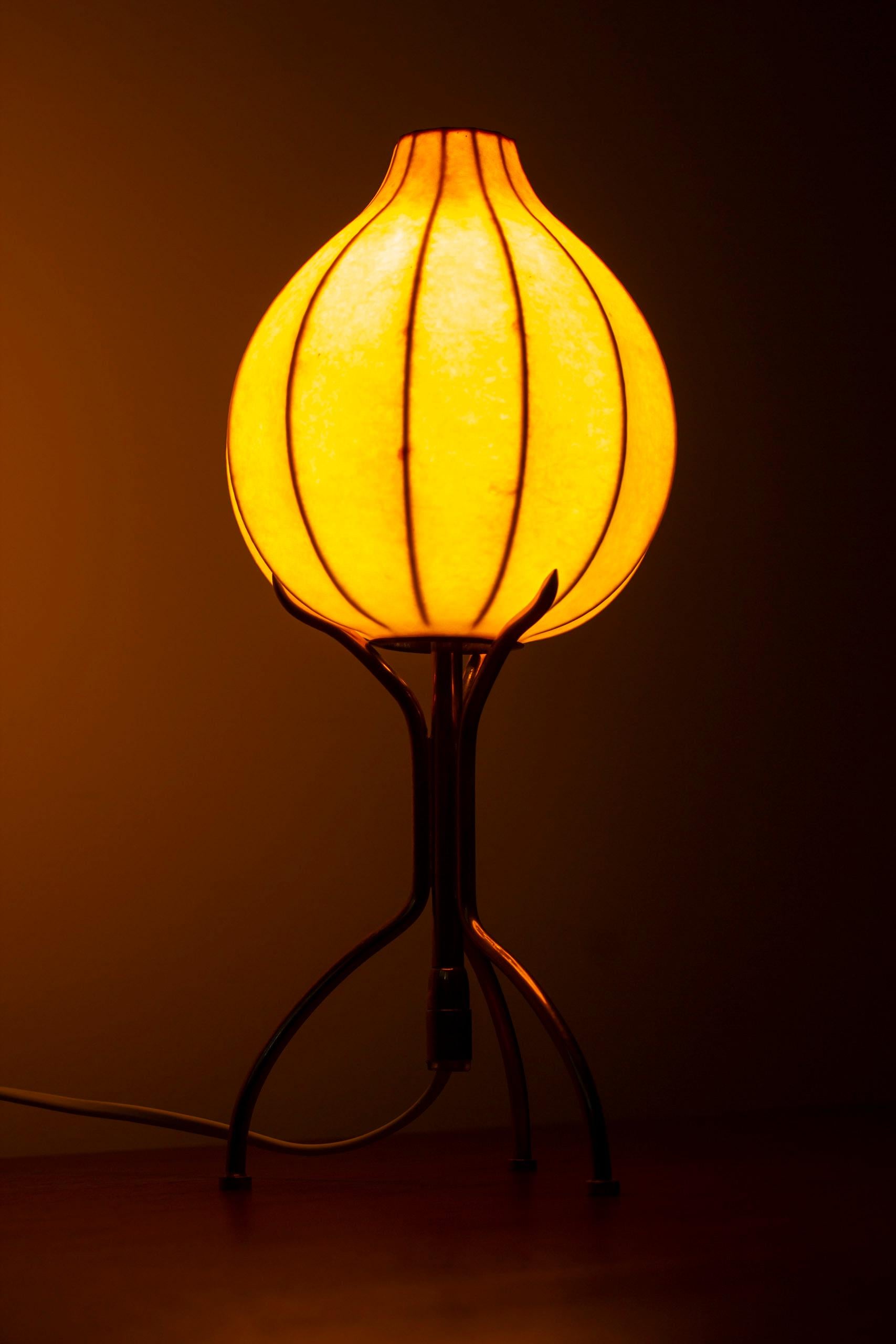 Laiton Lampe de table en laiton et résine cocoon modèle 601 par Elektrometall Malmö, Suède en vente