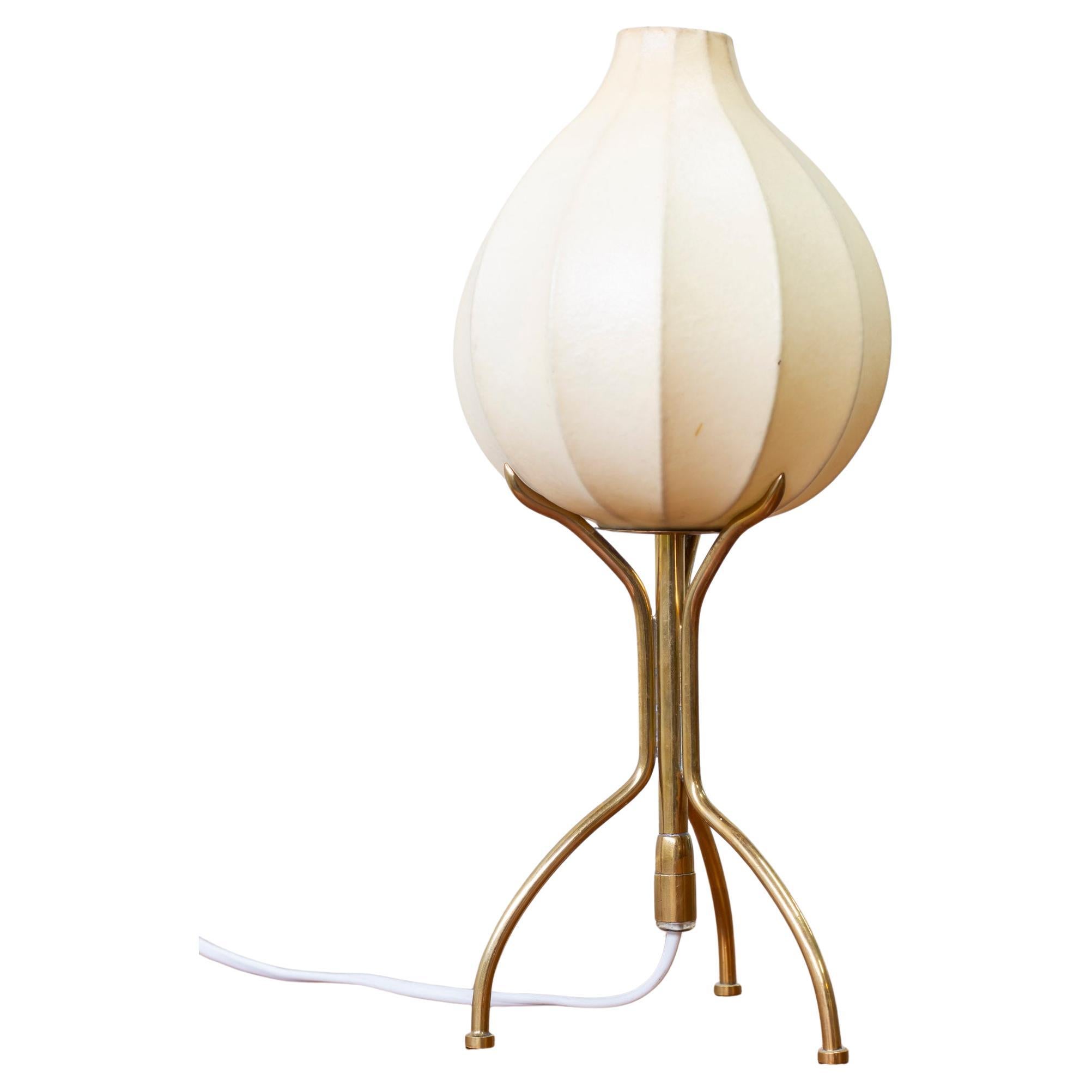 Lampe de table en laiton et résine cocoon modèle 601 par Elektrometall Malmö, Suède en vente