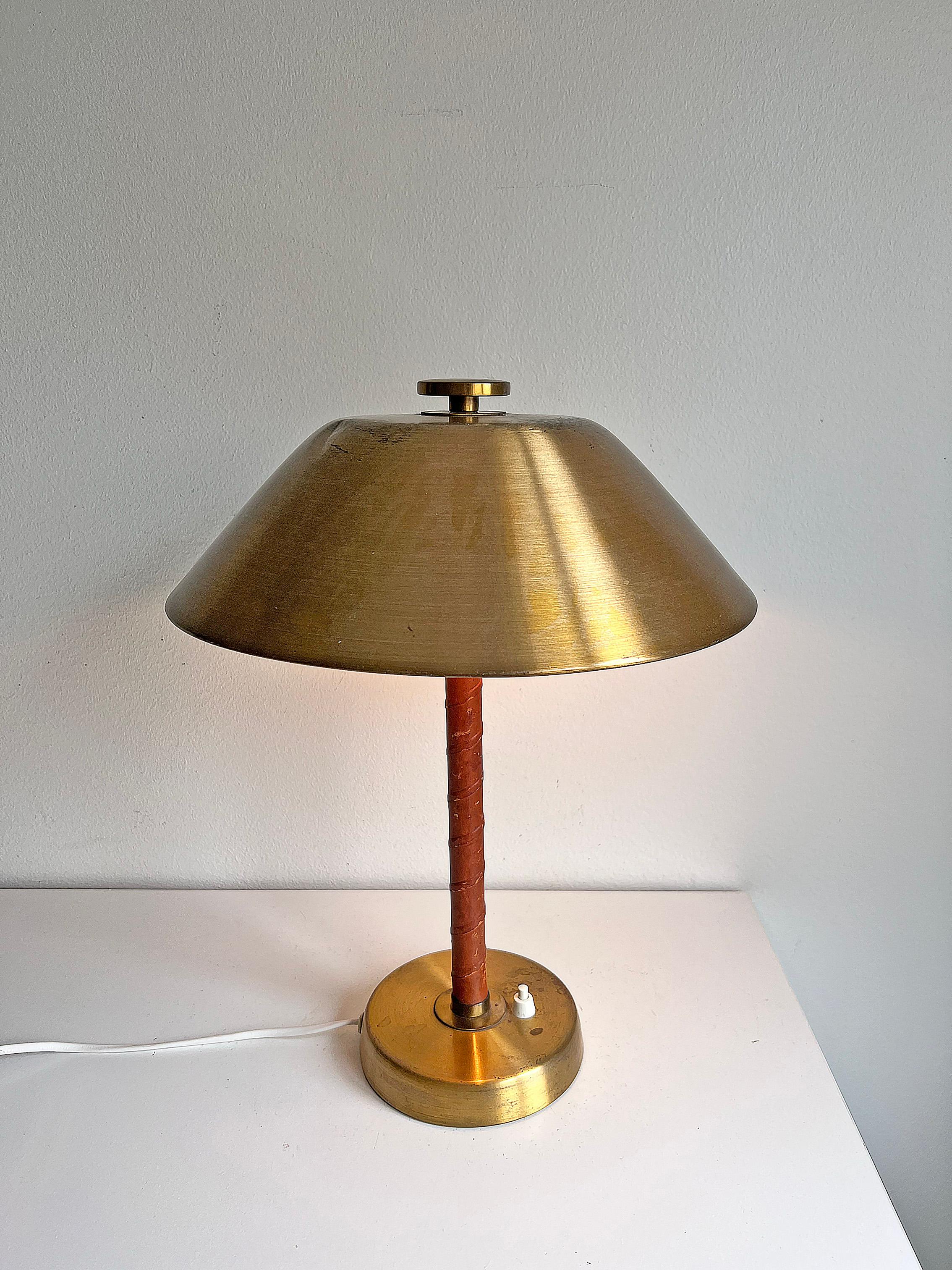 Tischlampe aus Messing und cognacfarbenem Leder von Einar Bäckström um 1940 (Skandinavische Moderne) im Angebot