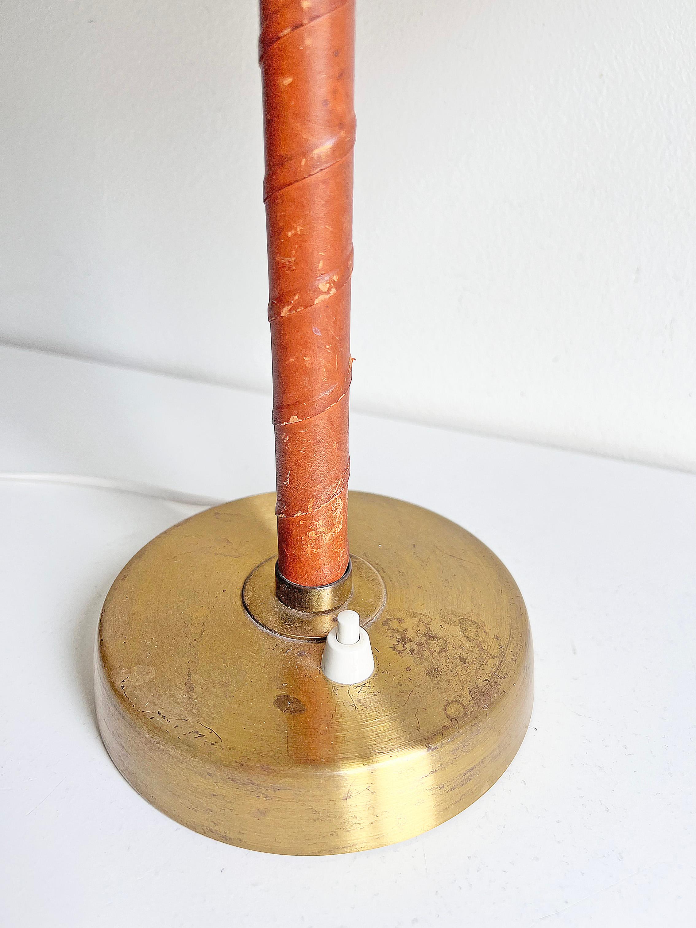 Table Lamp in Brass and Cognac Leather by Einar Bäckström, circa 1940s In Fair Condition For Sale In Örebro, SE