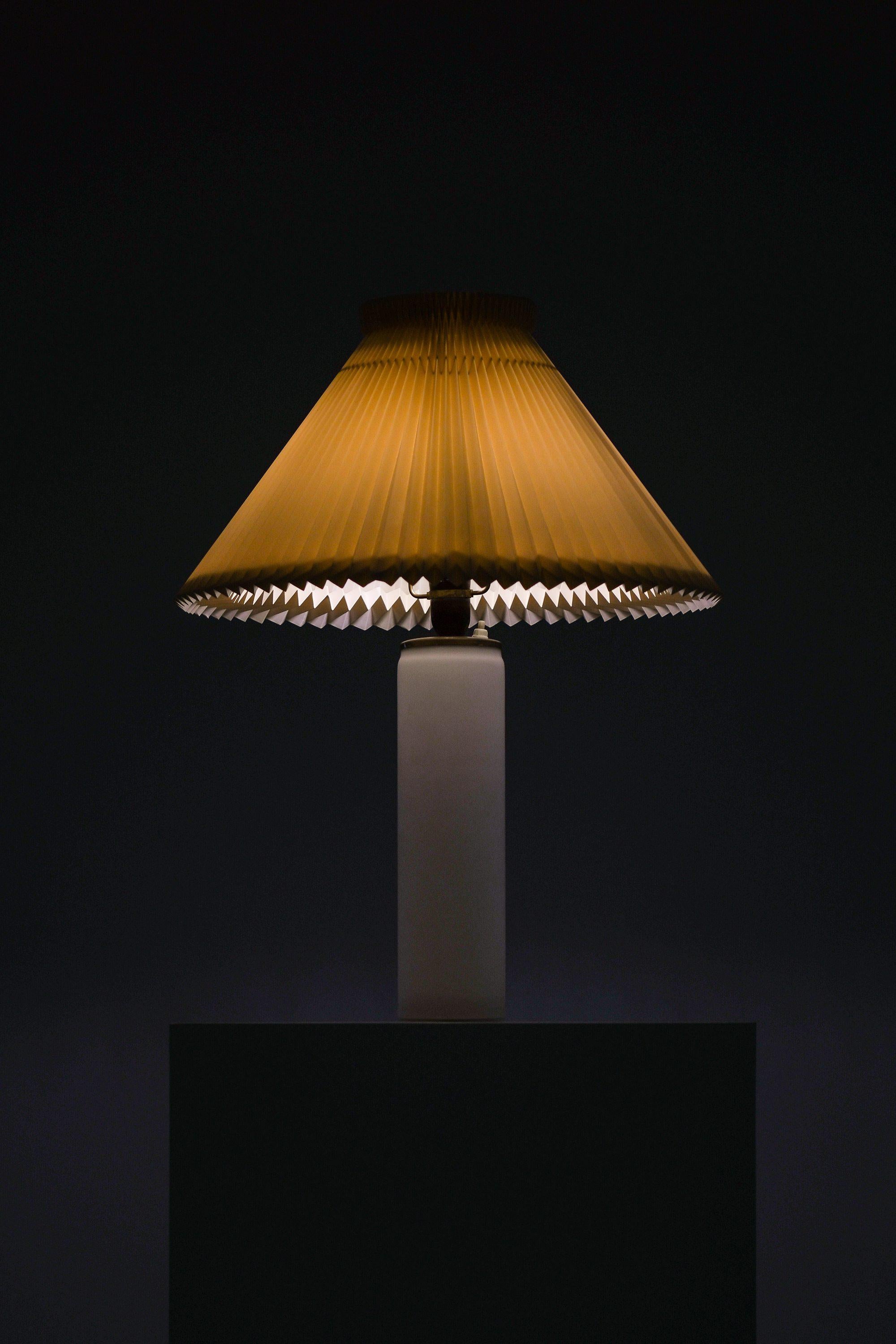 Scandinave moderne Lampe de table en laiton et verre dépoli par Uno & Östen Kristiansson, années 1960 en vente