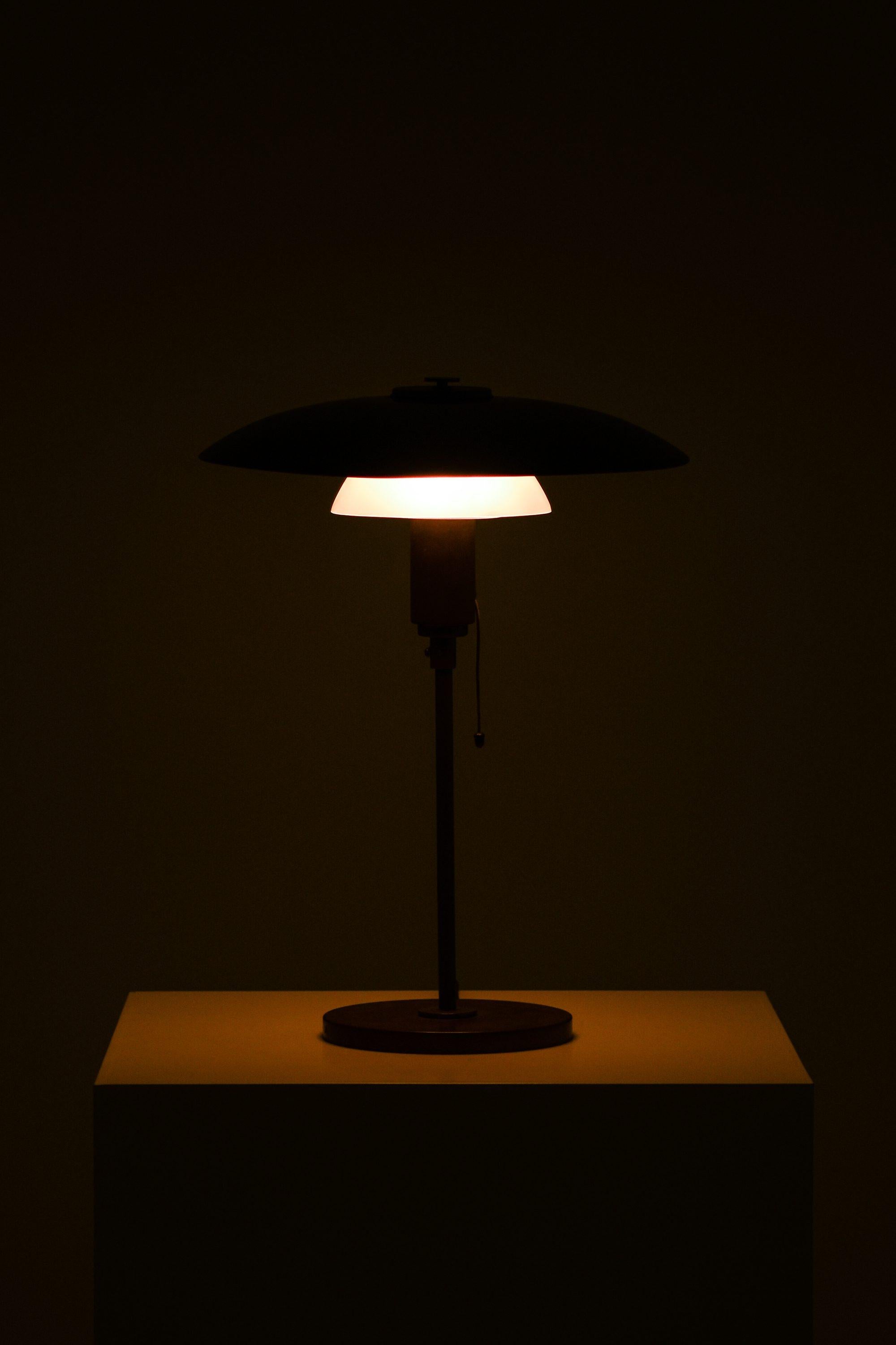 Lampada da tavolo in ottone e vetro, anni '50

Informazioni aggiuntive:
Materiale: Ottone, vetro
Stile: Metà secolo, Scandinavo
Prodotto da Lyfa in Danimarca
Dimensioni (L. x P. x H.): 37 x 37 x 48 cm