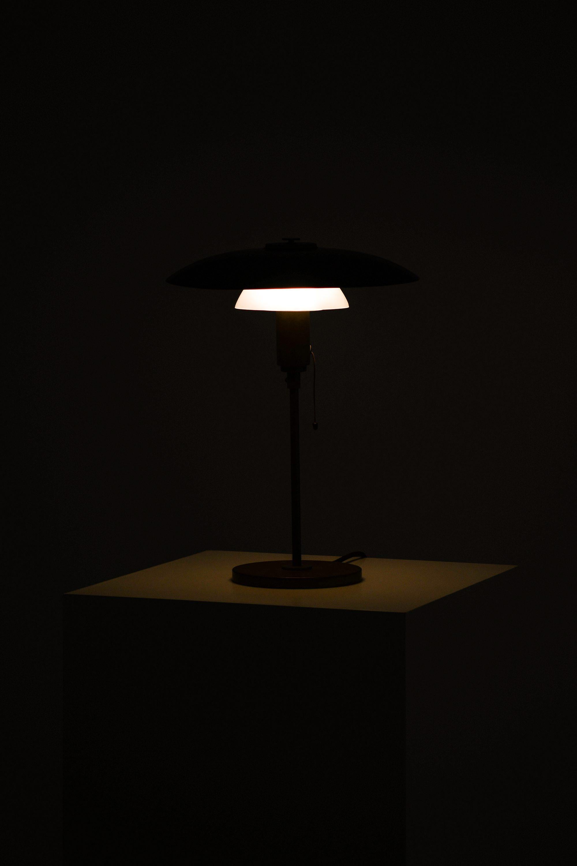 Mid-Century moderno Lampada da tavolo in ottone e vetro, anni '50 in vendita