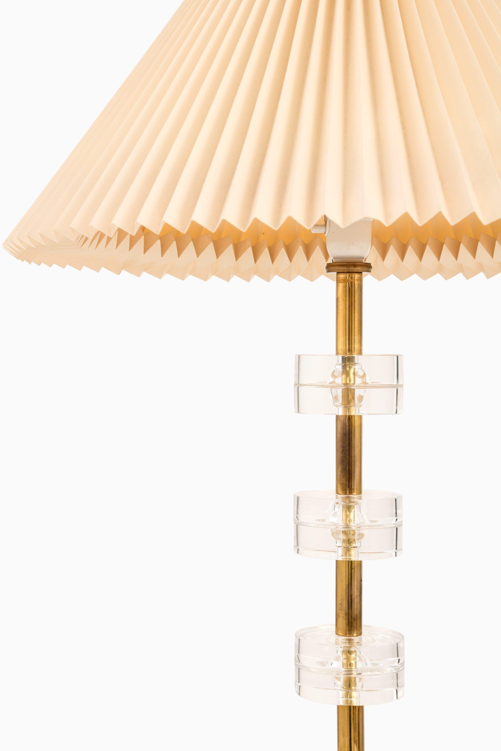 Table Lamp in Brass and Glass by Carl Fagerlund, 1960′s

Additional Information:
Material: Brass and glass
Style: Mid century, Scandinavian
Rare table lamp model RD1987
Produced by Orrefors in Sweden
Dimensions (W x D x H): 11 x 11 x 64.5