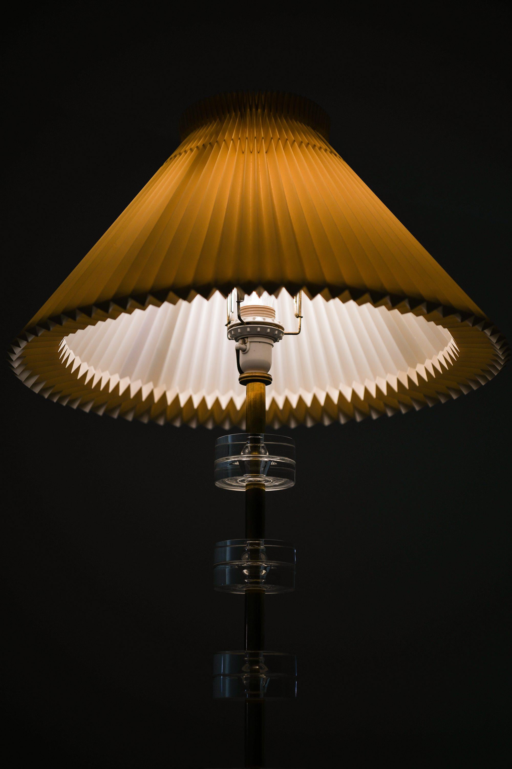 Lampe de table en laiton et verre par Carl Fagerlund, 1960′s Bon état - En vente à Limhamn, Skåne län