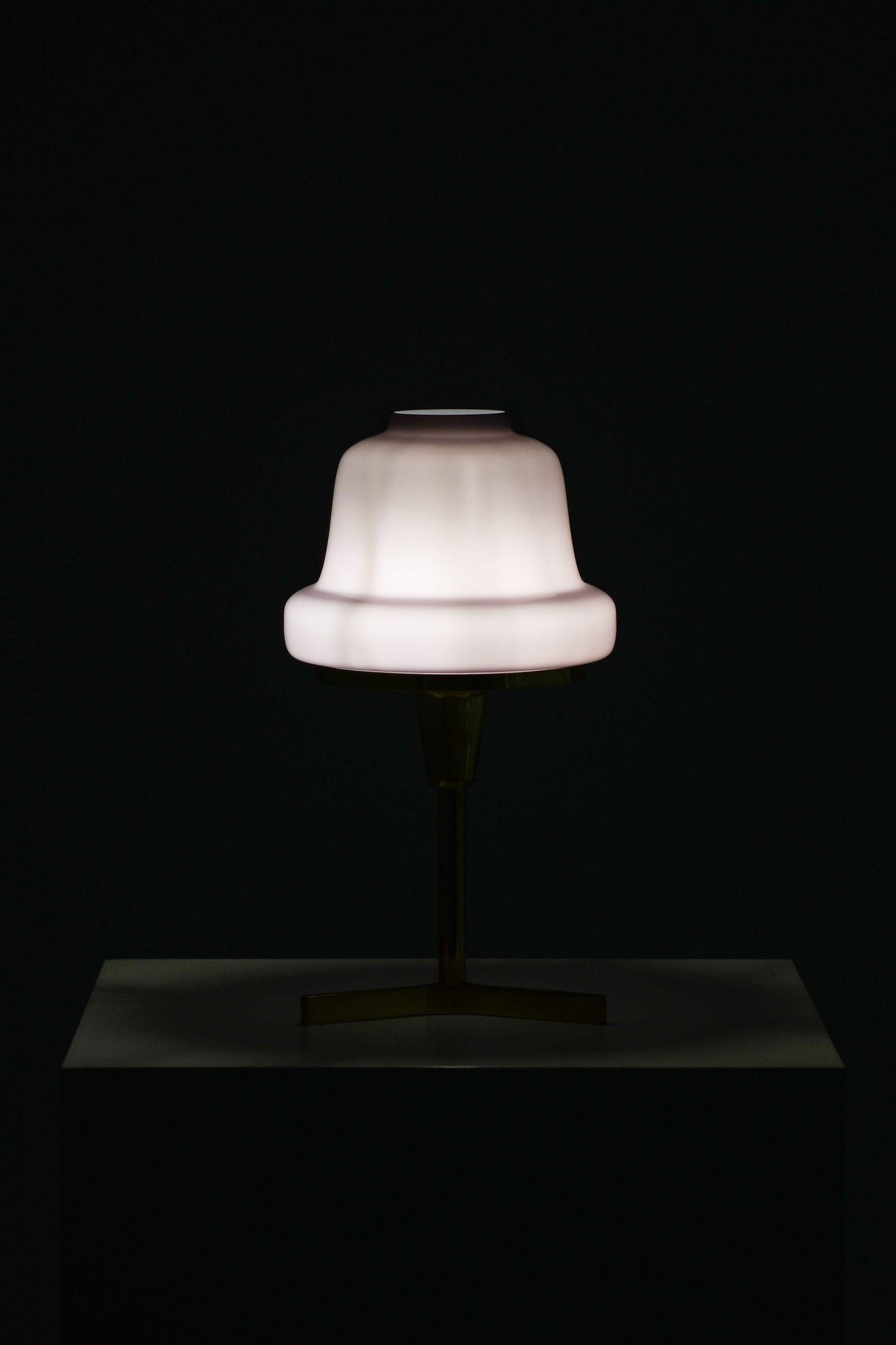 Table Lamp in Brass and Glass by Hans-Agne Jakobsson, 1950's (Moderne der Mitte des Jahrhunderts) im Angebot