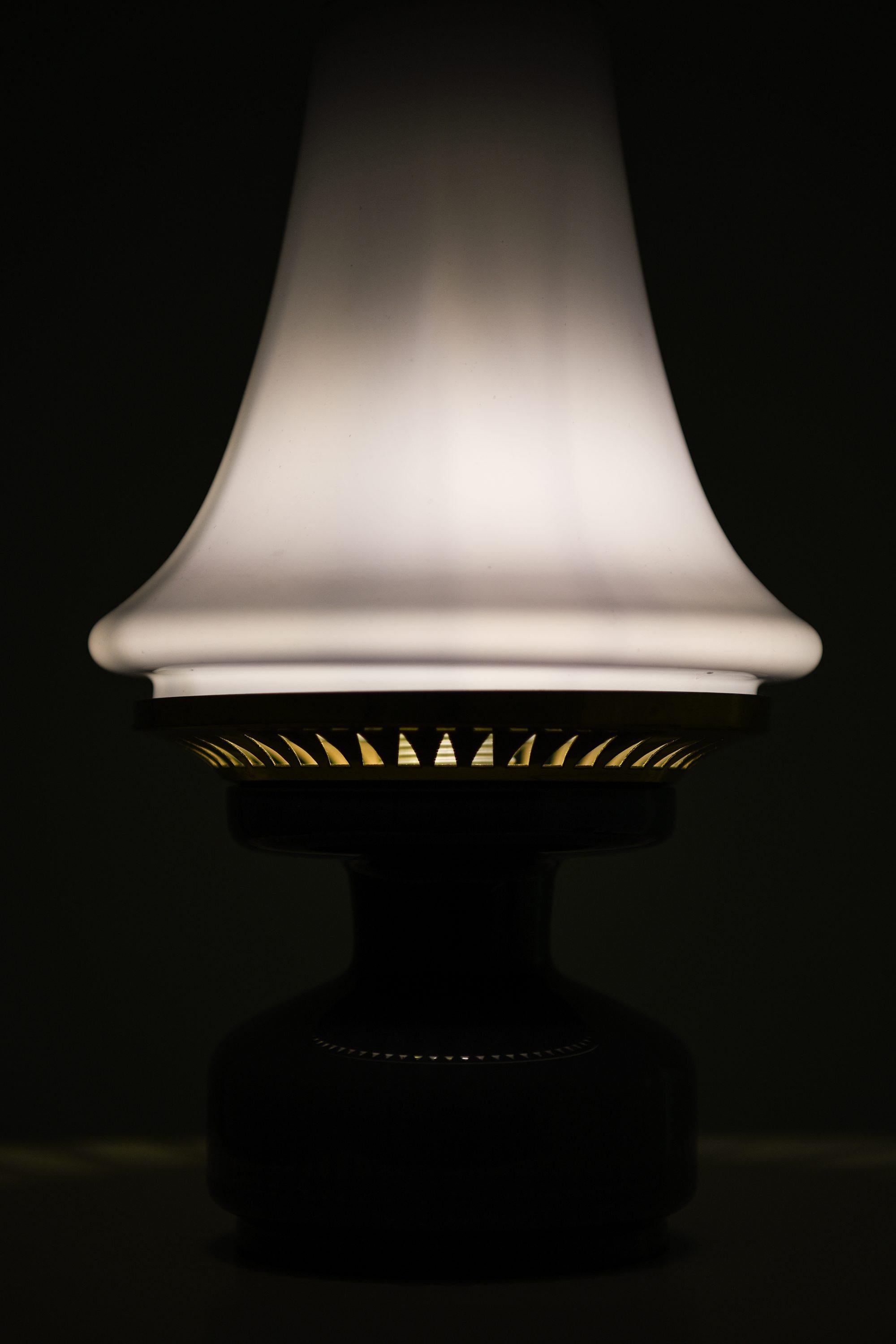 Svedese Lampada da tavolo in ottone e vetro di Hans-Agne Jakobsson, anni '50 in vendita