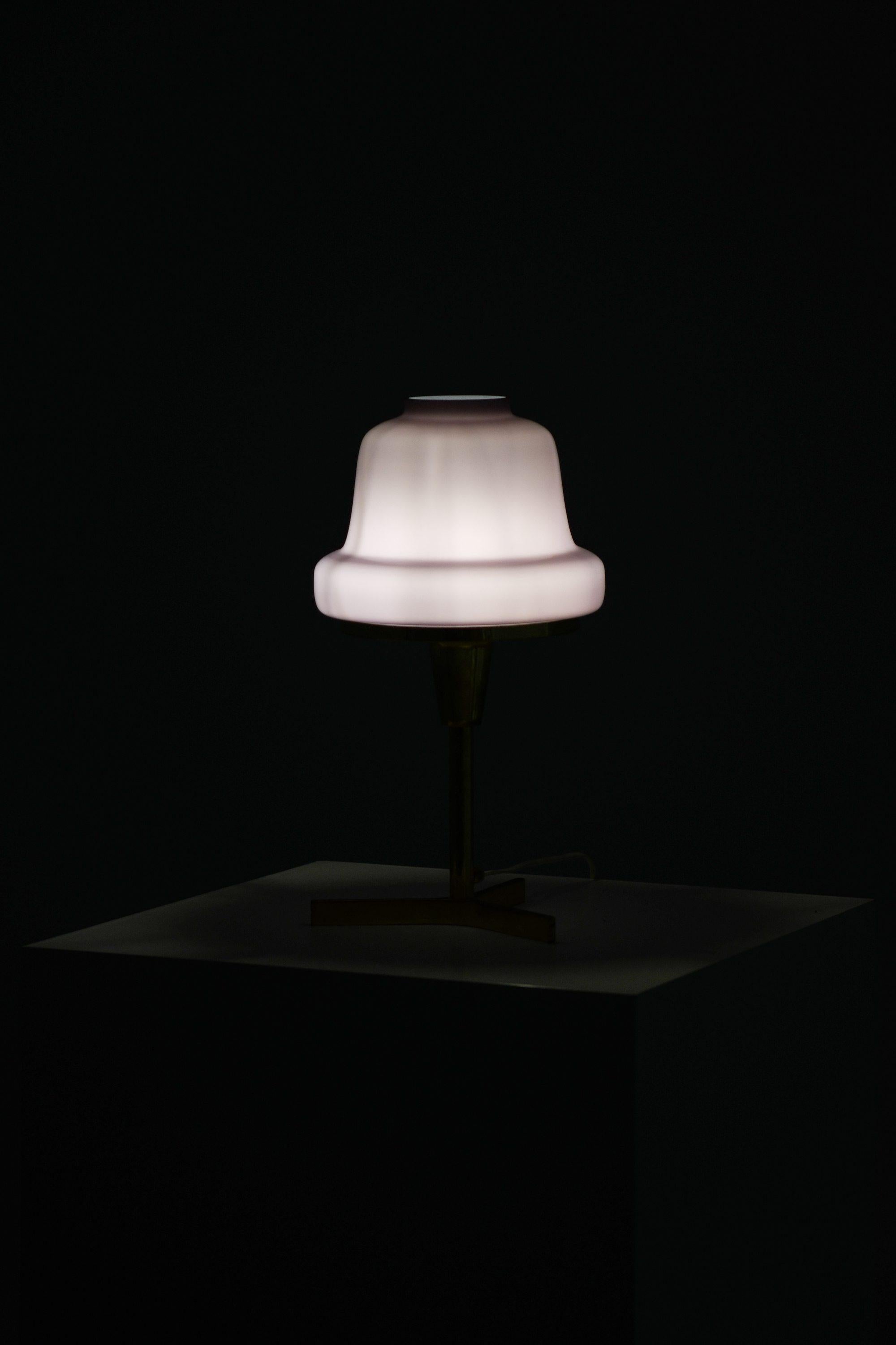 Table Lamp in Brass and Glass by Hans-Agne Jakobsson, 1950's (Schwedisch) im Angebot