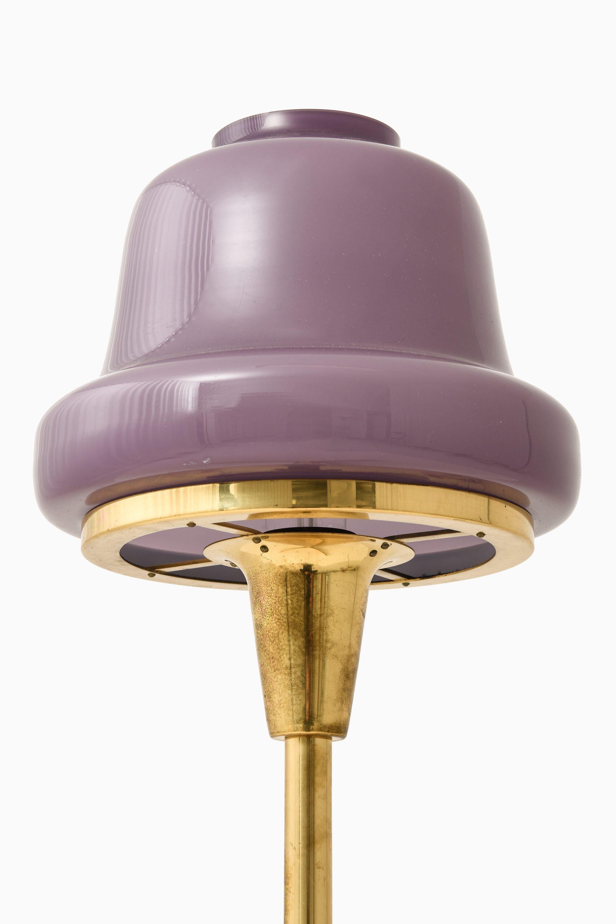 Table Lamp in Brass and Glass by Hans-Agne Jakobsson, 1950's im Zustand „Gut“ im Angebot in Limhamn, Skåne län