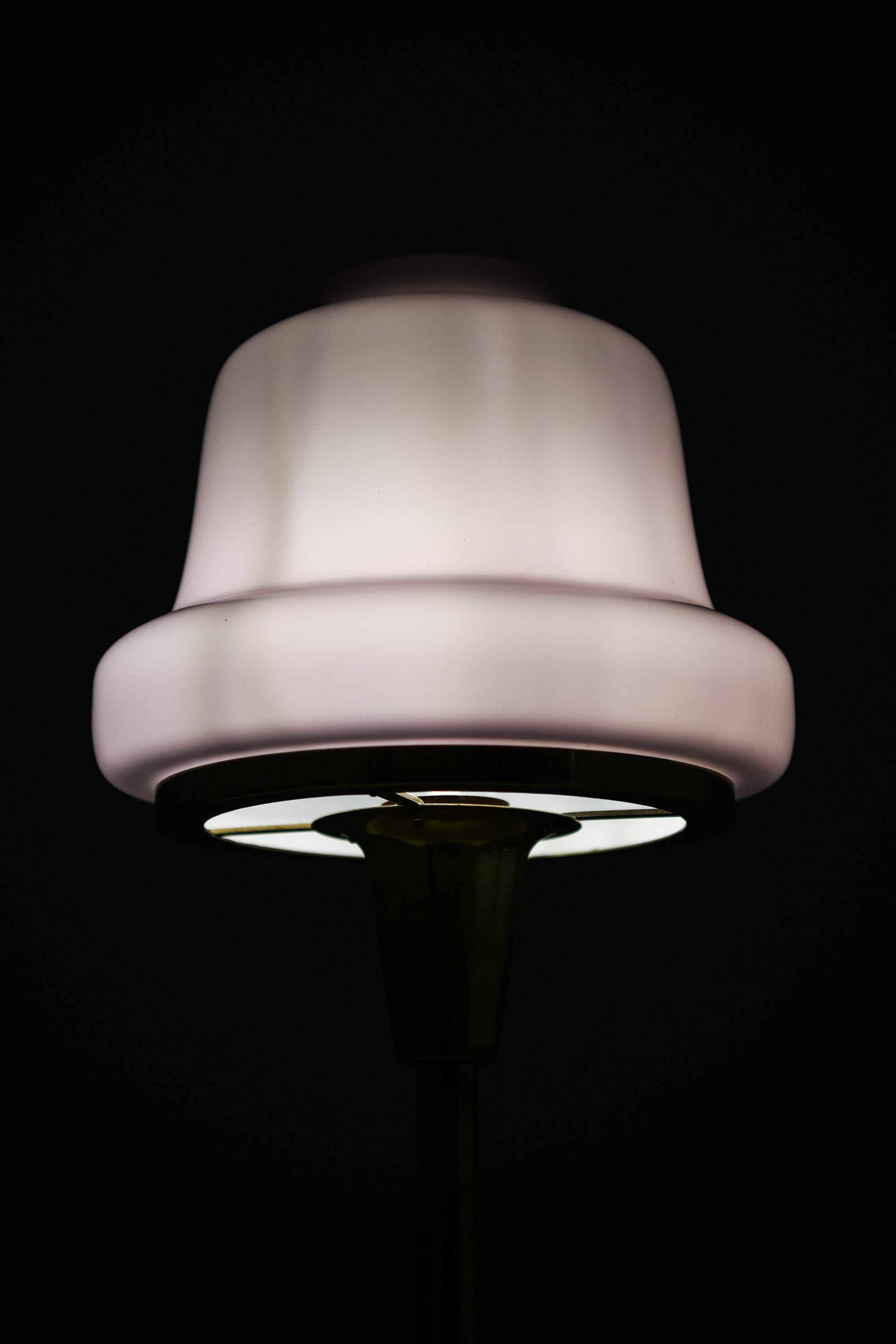 Table Lamp in Brass and Glass by Hans-Agne Jakobsson, 1950's (20. Jahrhundert) im Angebot