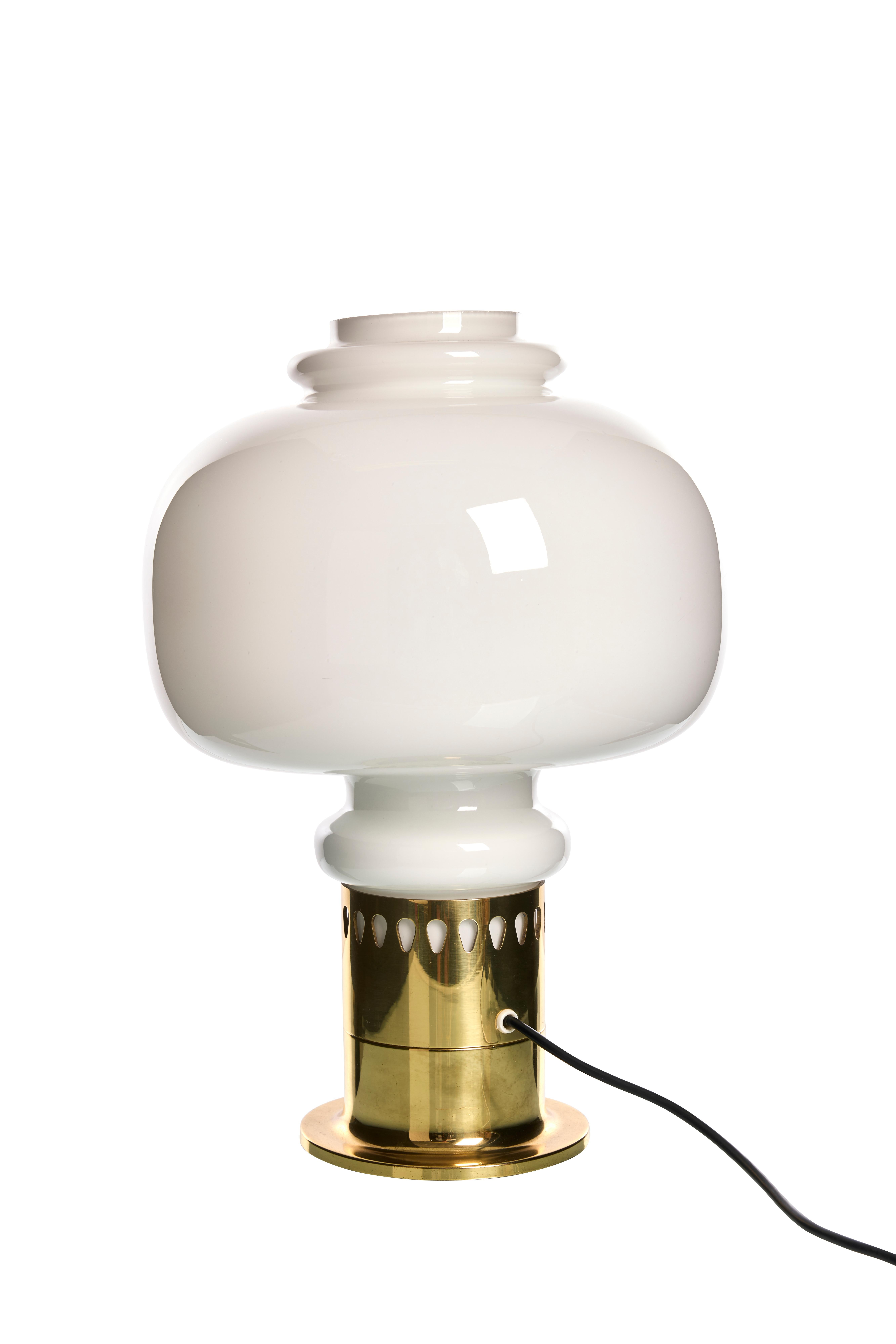 Mid-Century moderno Lampada da tavolo di Hans-Agne Jakobsson,  in ottone e vetro, Svezia, anni '60 in vendita