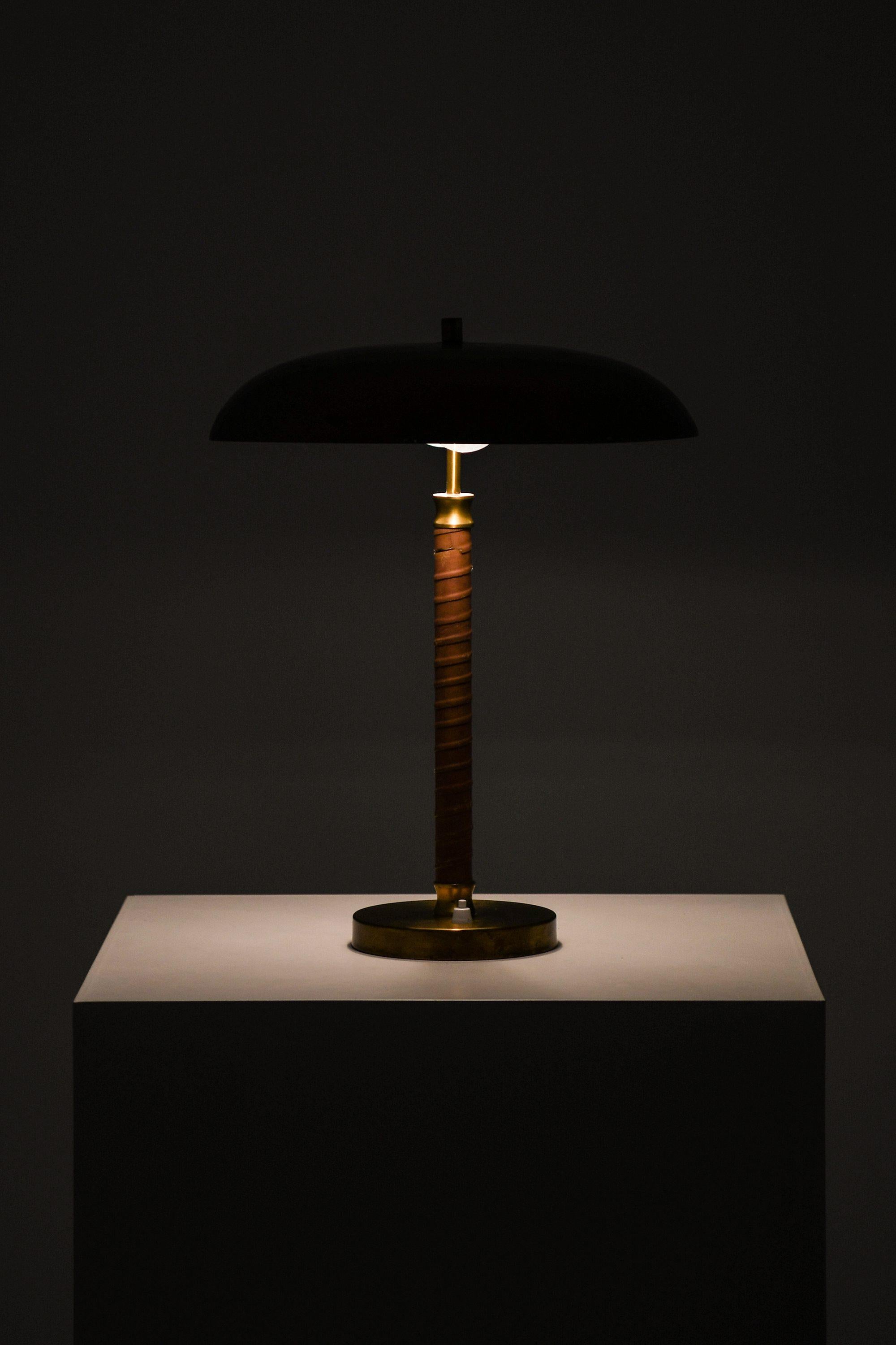 Table Lamp in Brass and Leather, 1950's

Additional Information:
Material: Brass and leather
Style: Mid century, Scandinavia
Produced by Boréns in Sweden
Dimensions (W x D x H): 35 x 35 x 45 cm