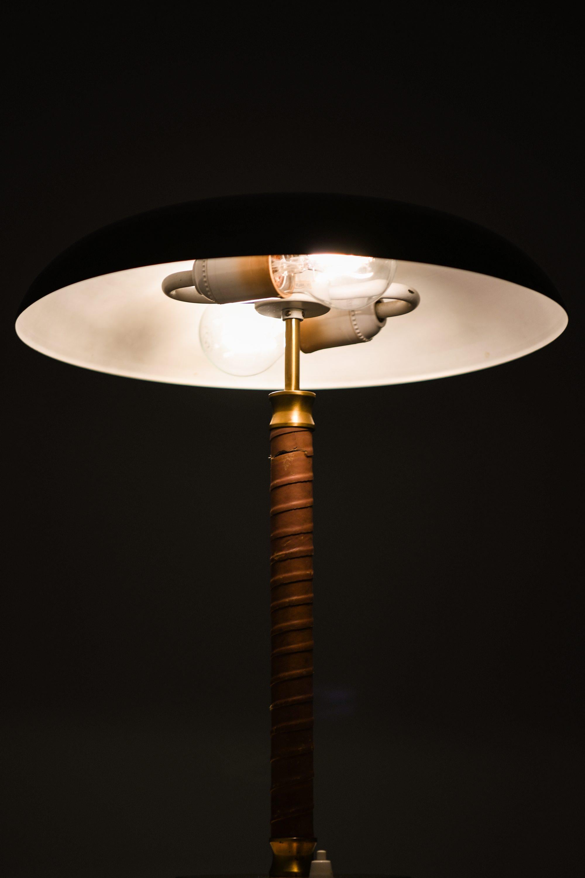 Table Lamp in Brass and Leather, 1950's im Zustand „Gut“ im Angebot in Limhamn, Skåne län