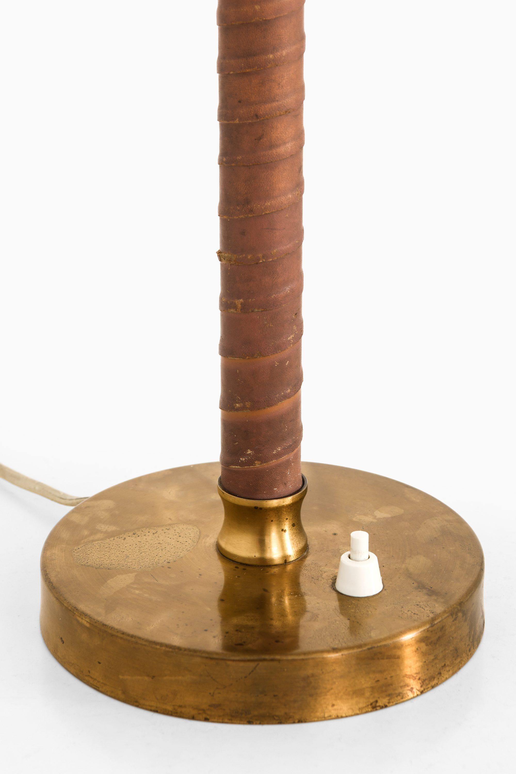Table Lamp in Brass and Leather, 1950's (20. Jahrhundert) im Angebot