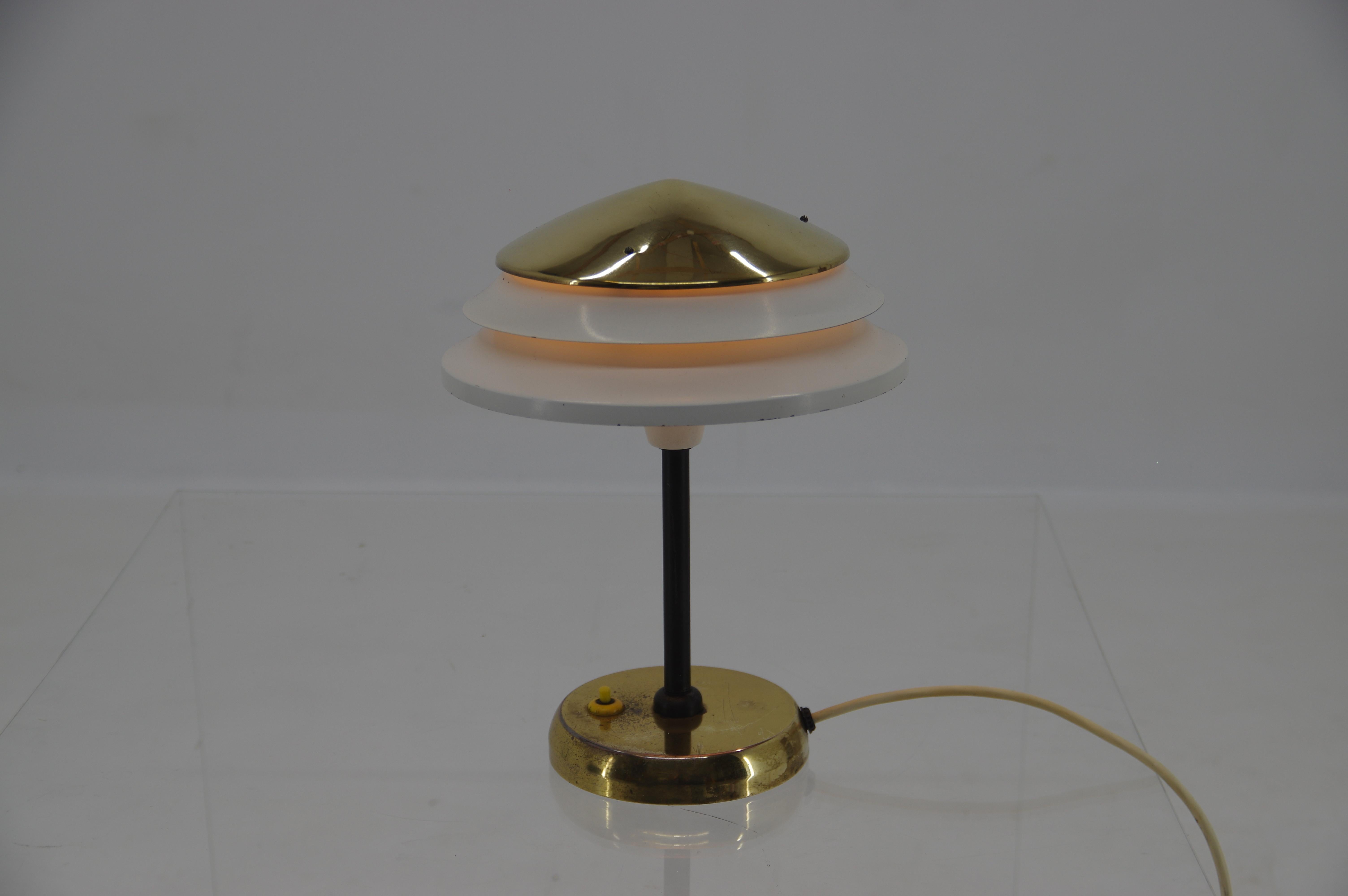 Art Deco brass and white lacquered metal table lamp produced by Zukov, type 6643, Czechoslovakia, circa 1950s. Polished. Nice patina.
max 60W, E27 or E26 socket.
US plug adapter included 