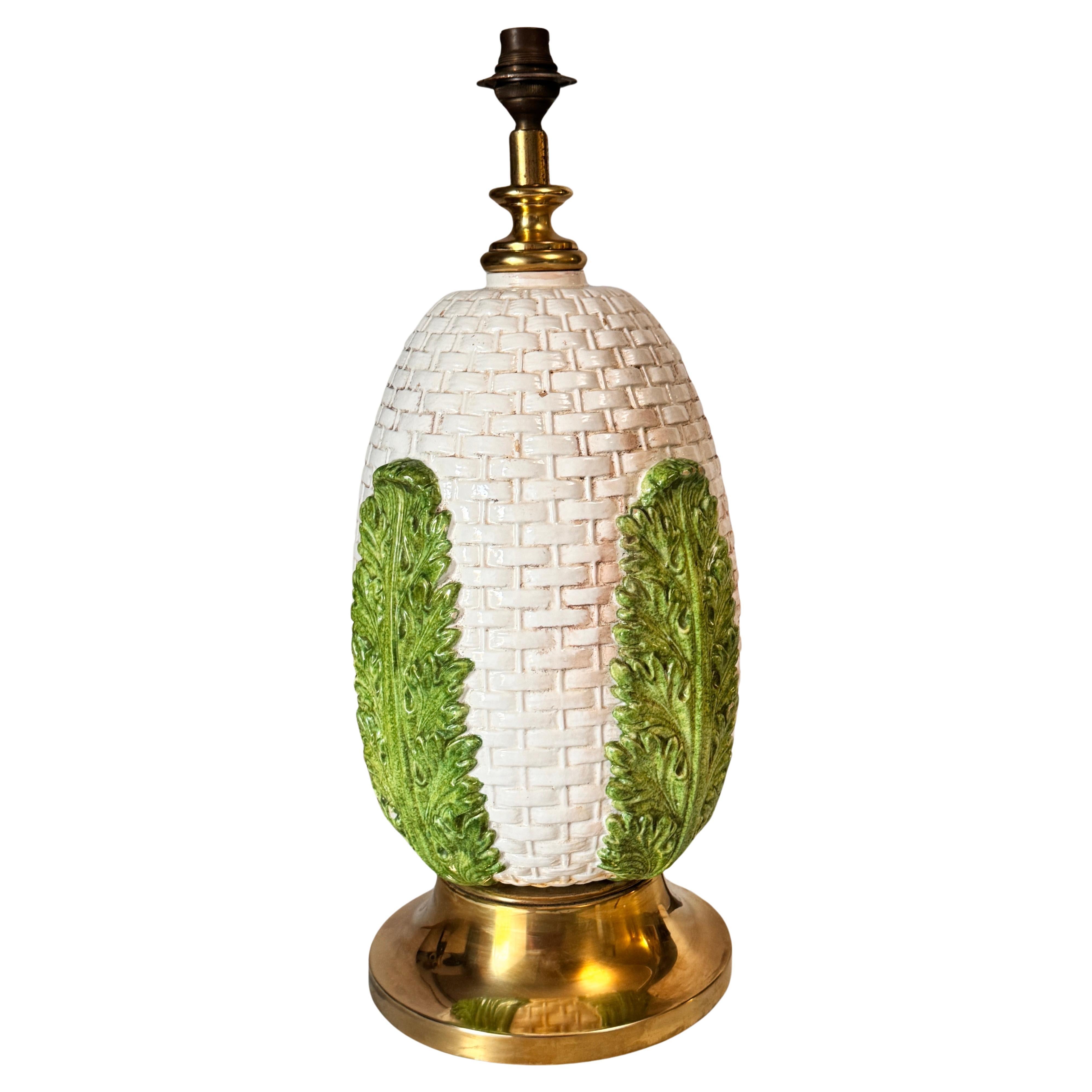 Mid-Century Modern Lampe de table en laiton et céramique ancienne patinée de couleur verte et blanche, France, 1970 en vente