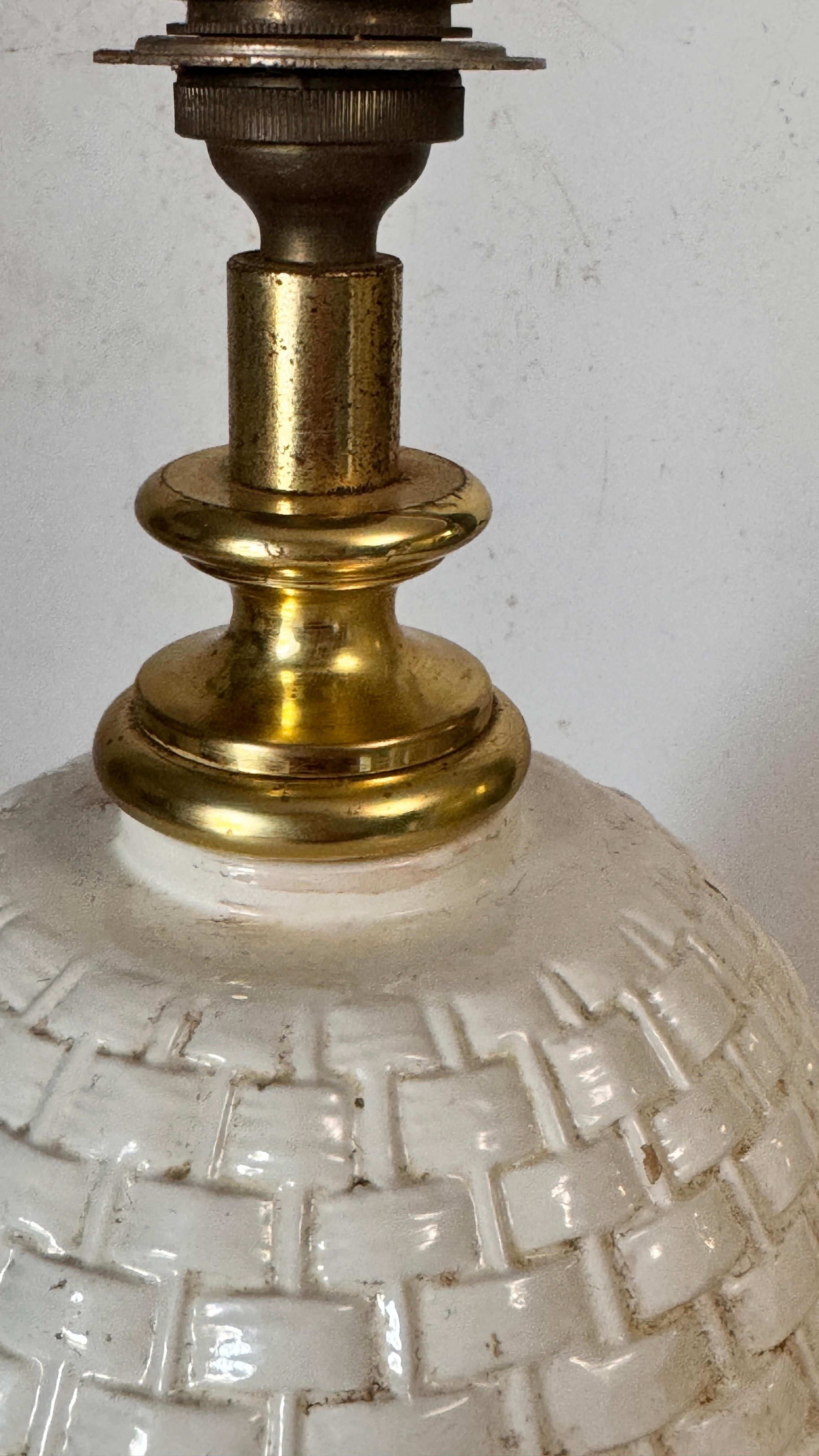 Lampe de table en laiton et céramique ancienne patinée de couleur verte et blanche, France, 1970 Bon état - En vente à Auribeau sur Siagne, FR