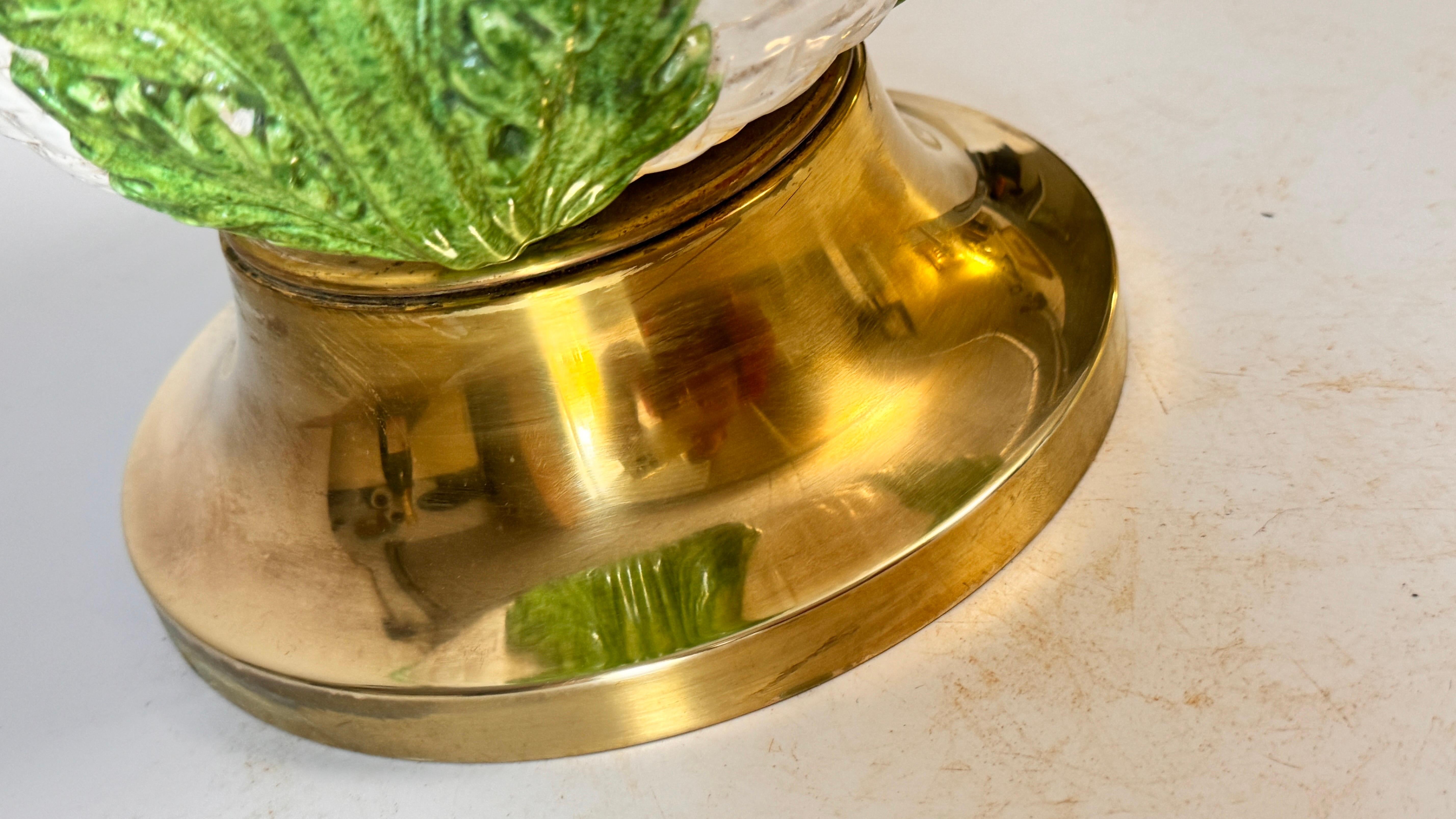 Fin du 20e siècle Lampe de table en laiton et céramique ancienne patinée de couleur verte et blanche, France, 1970 en vente