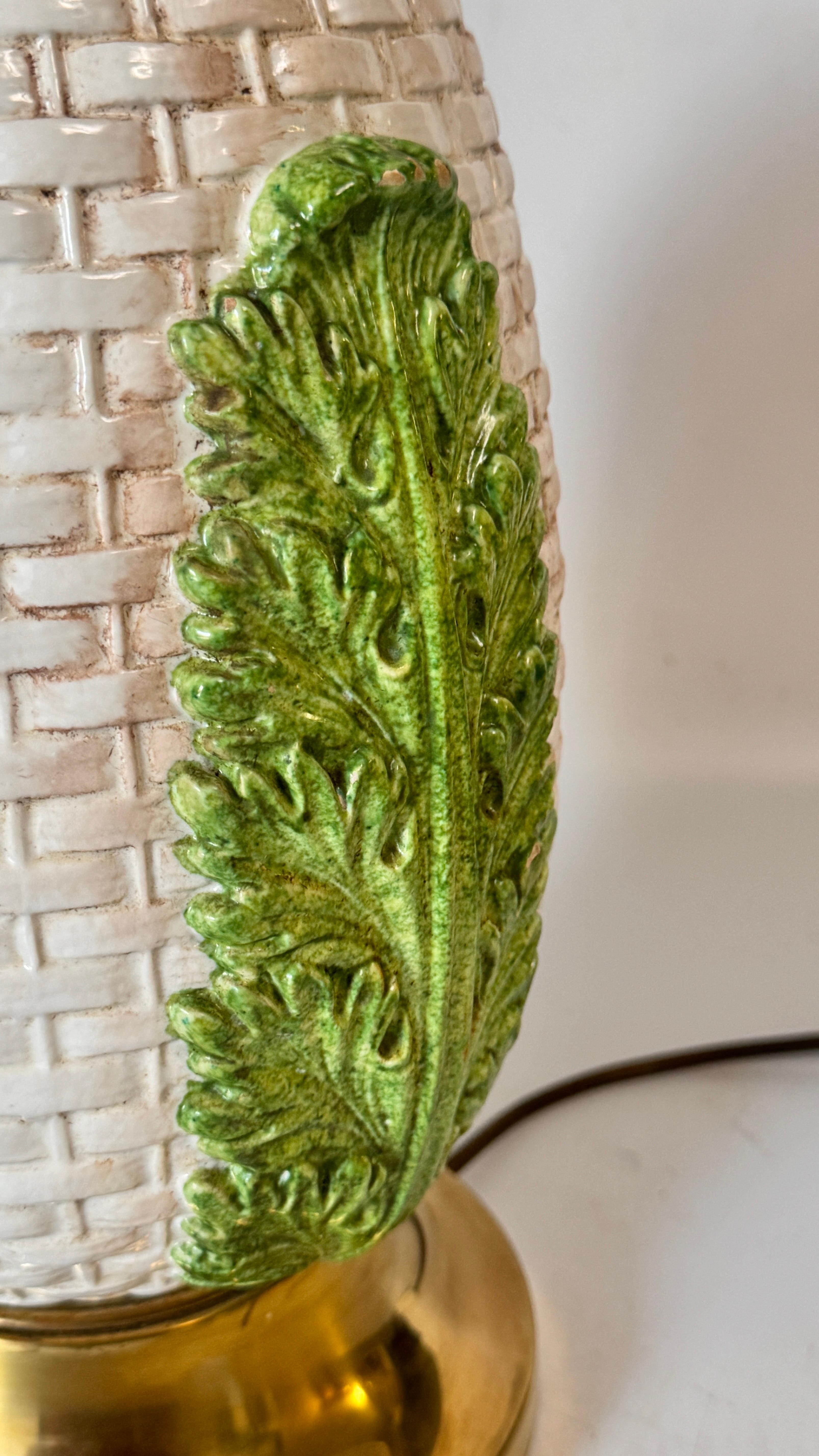 Céramique Lampe de table en laiton et céramique ancienne patinée de couleur verte et blanche, France, 1970 en vente
