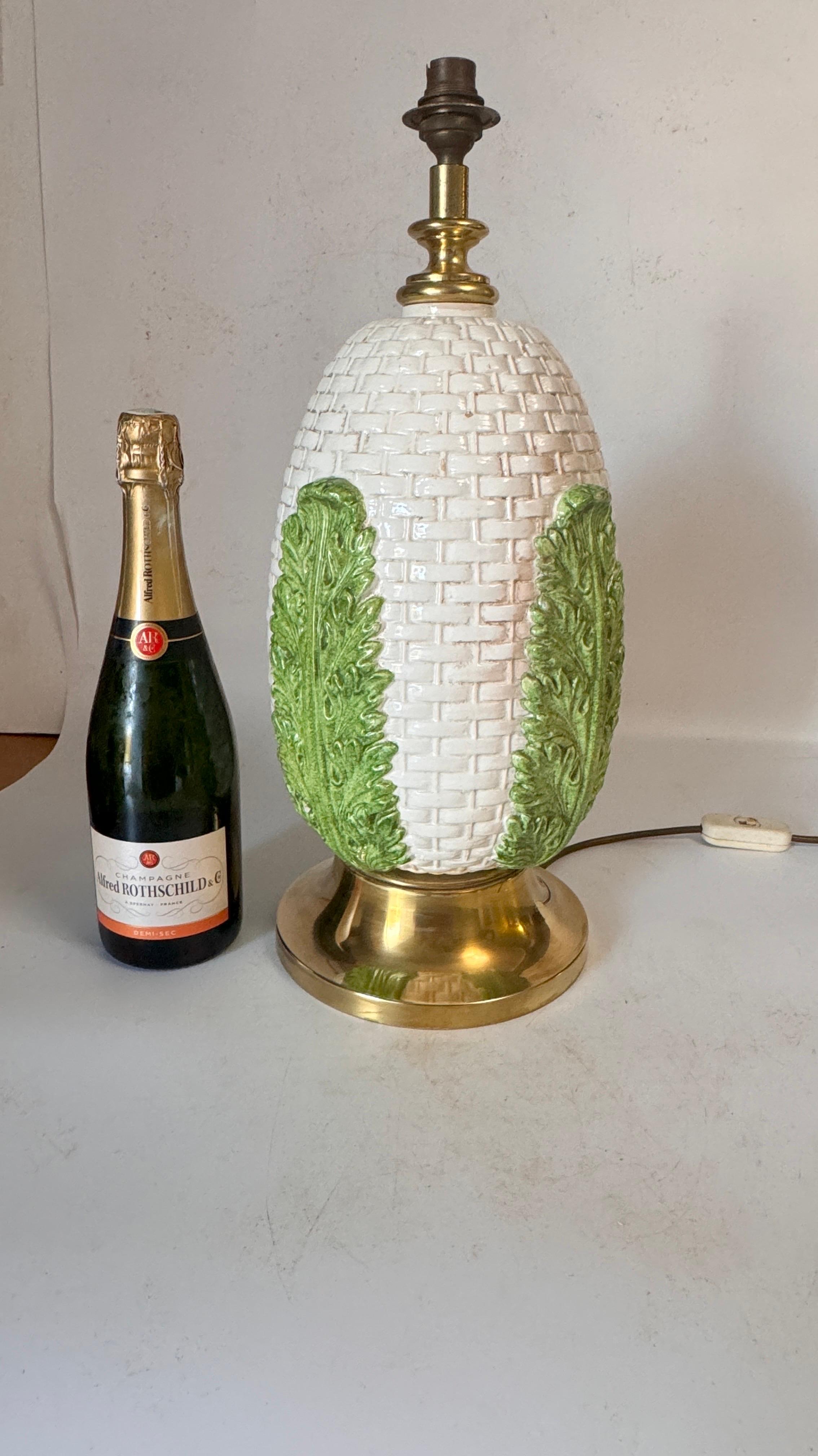 Lampe de table en laiton et céramique ancienne patinée de couleur verte et blanche, France, 1970 en vente 1
