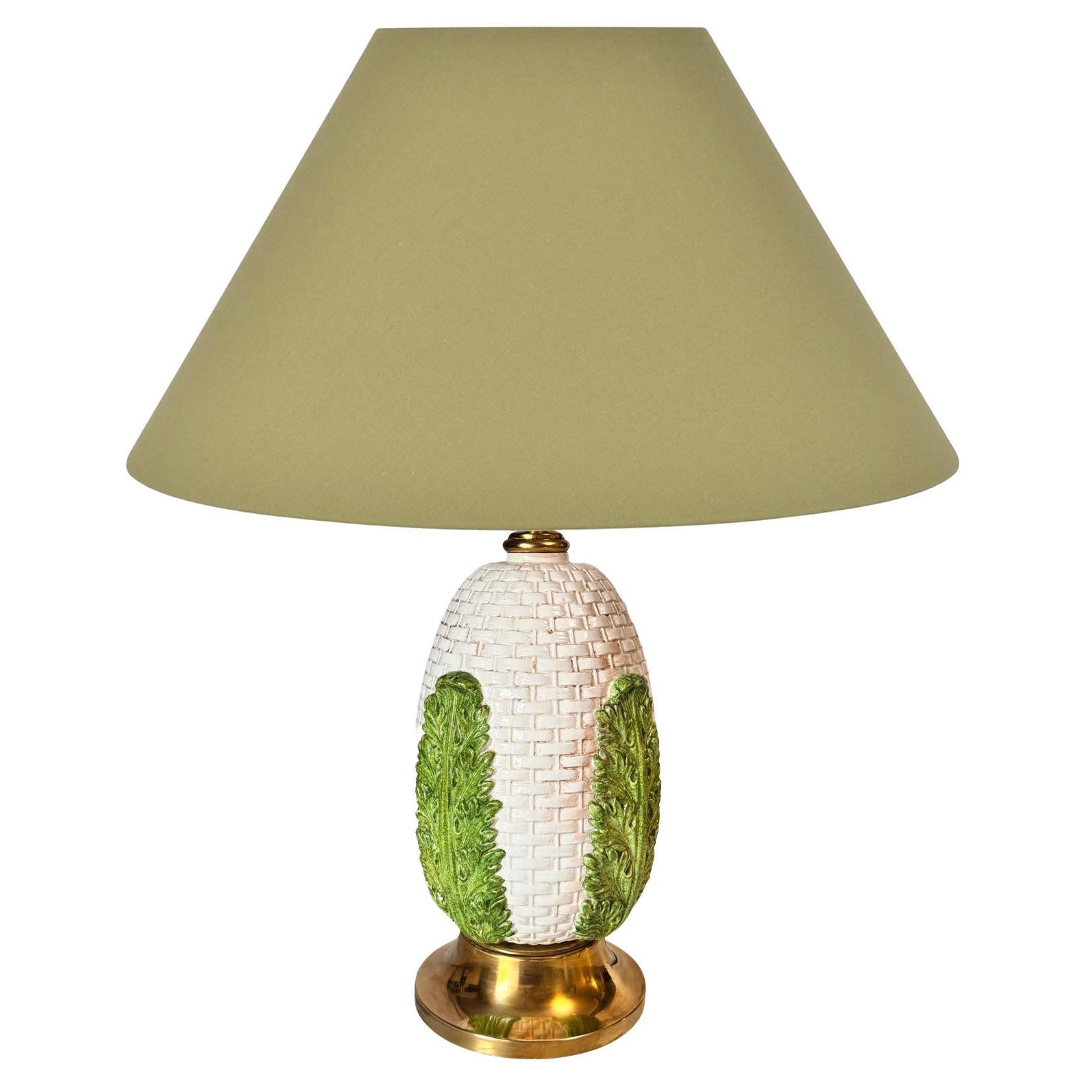 Lampada da tavolo in ottone e vecchia ceramica patinata di colore verde e bianco Francia 1970