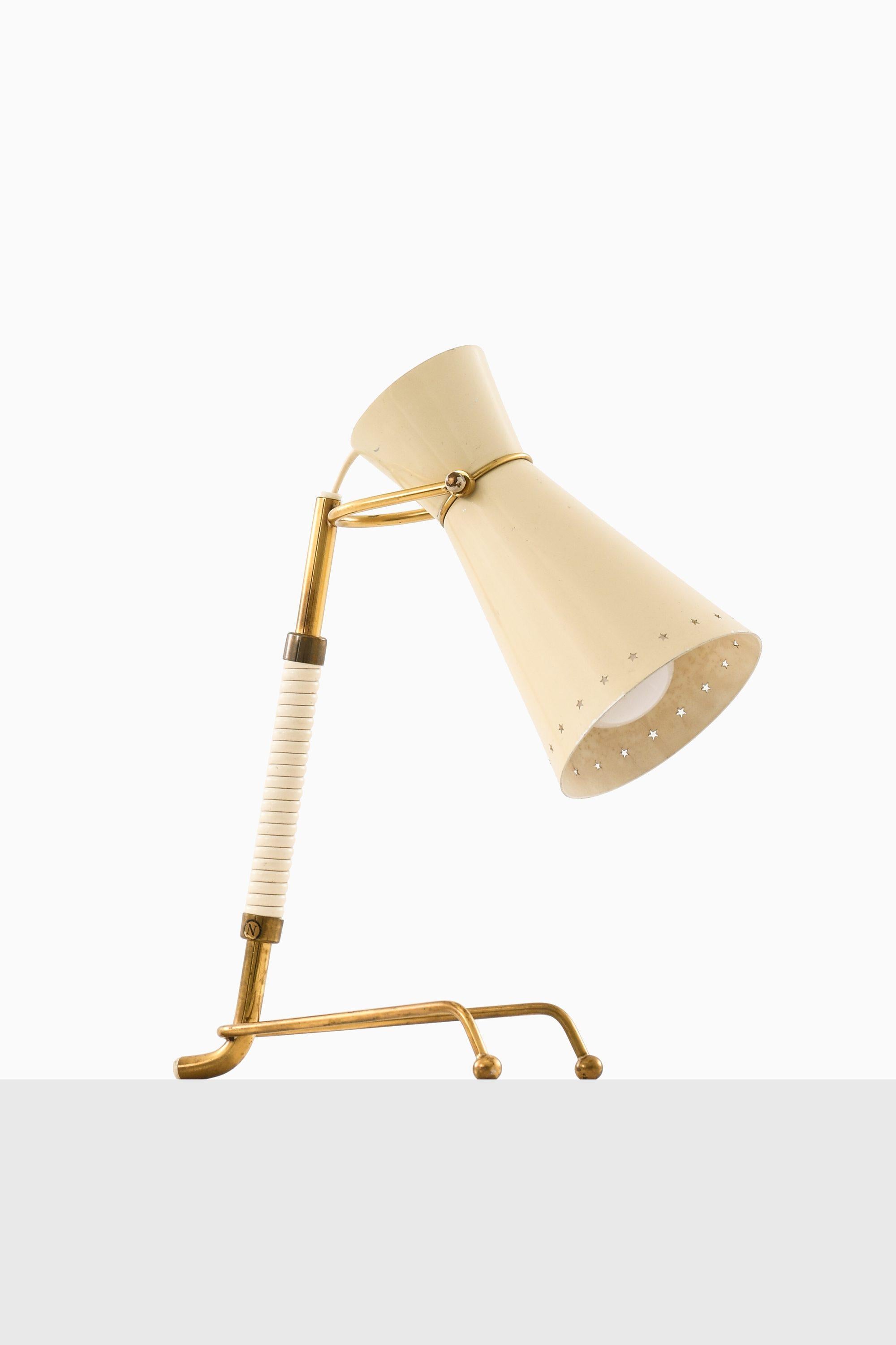 Tischlampe aus Messing und original lackiertem Metall, 1950er Jahre

Zusätzliche Informationen:
MATERIAL: Messing und original lackiertes Metall
Stil: Mitte des Jahrhunderts, skandinavisch
Wahrscheinlich in Norwegen hergestellt
Abmessungen (B x T x