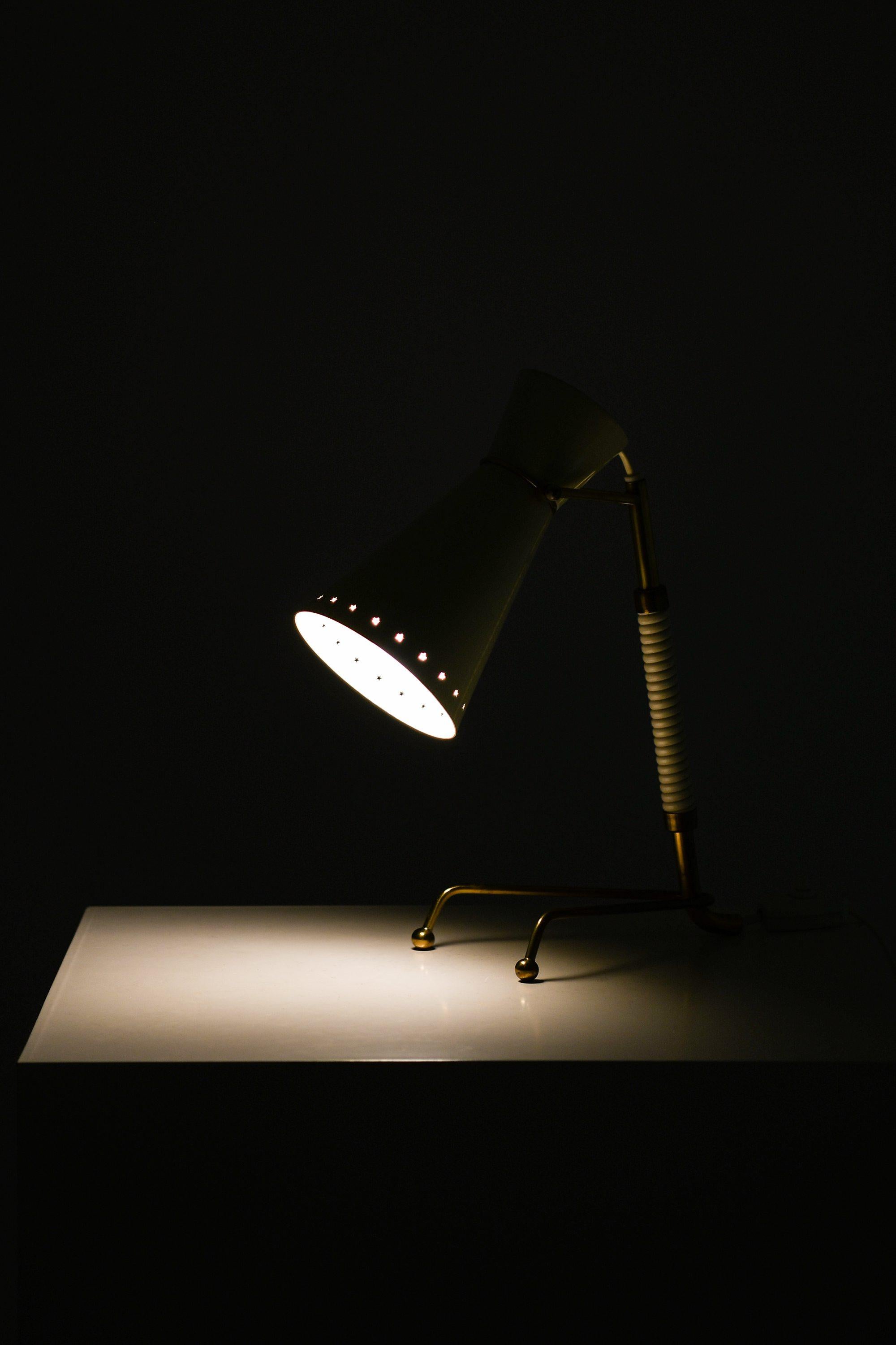Tischlampe aus Messing und original lackiertem Metall, 1950er Jahre (Moderne der Mitte des Jahrhunderts) im Angebot