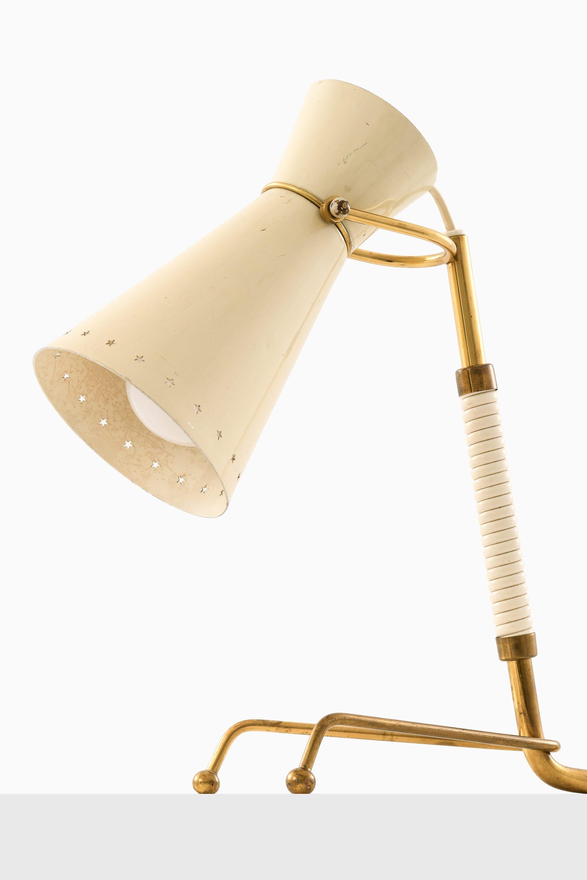 Tischlampe aus Messing und original lackiertem Metall, 1950er Jahre (Lackiert) im Angebot